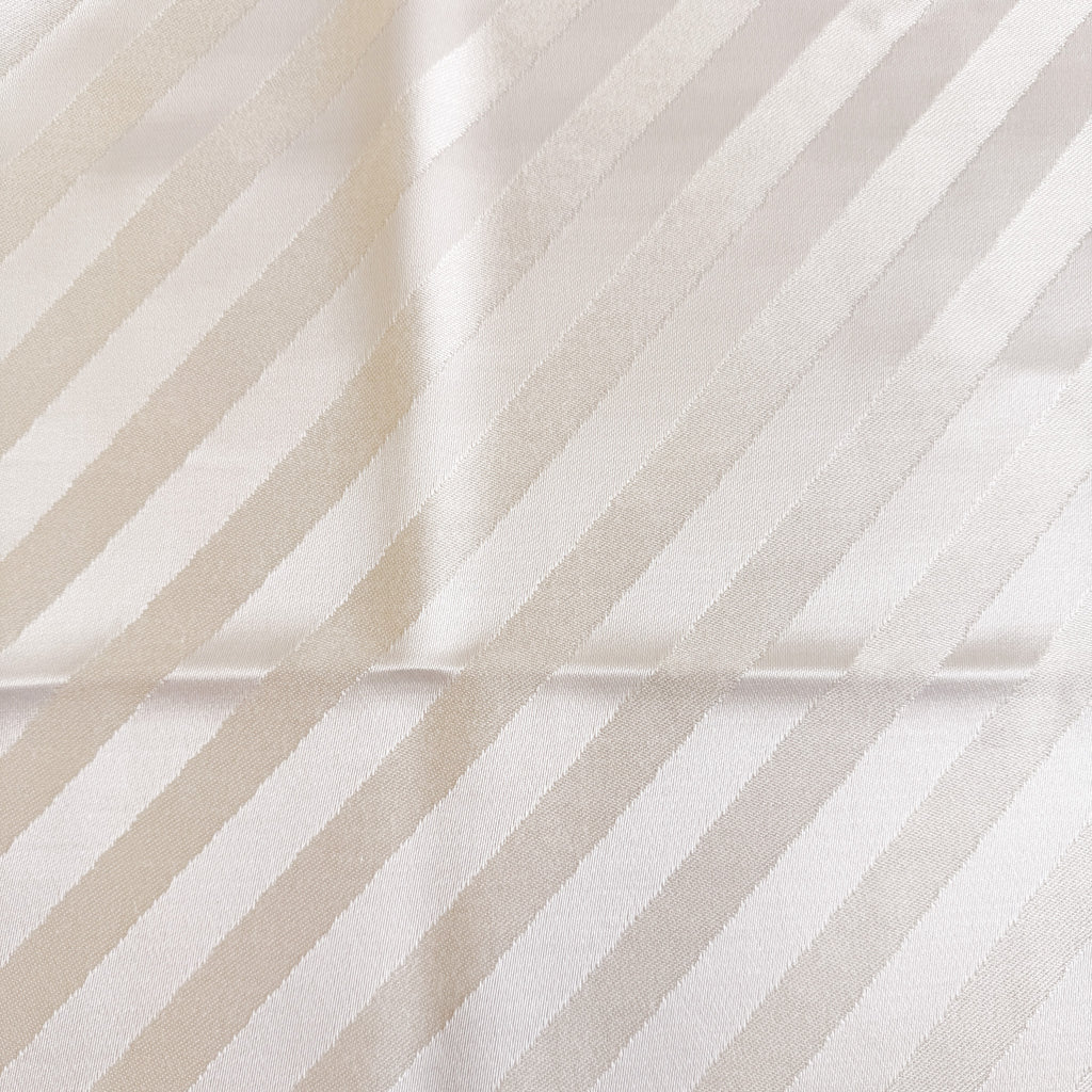 Diagonale striper i kremhvit