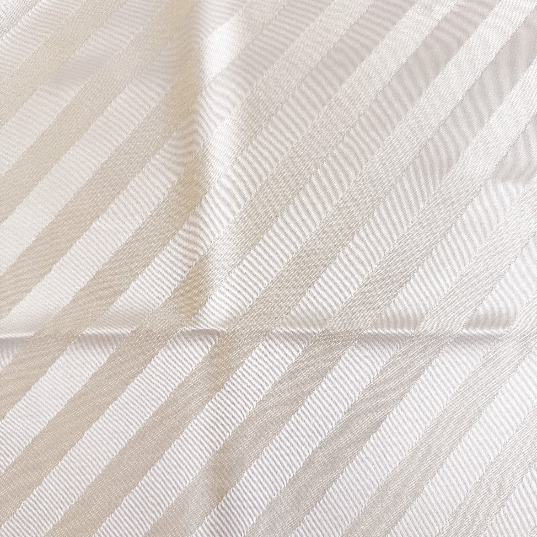 Diagonale striper i kremhvit