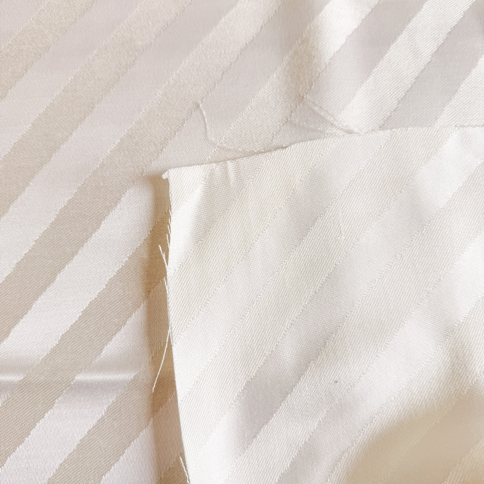 Diagonale striper i kremhvit