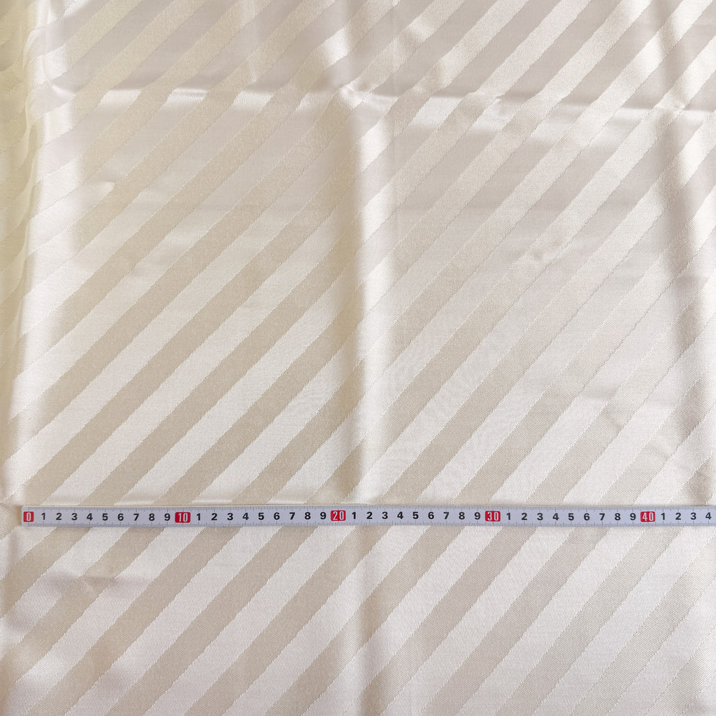 Diagonale striper i kremhvit