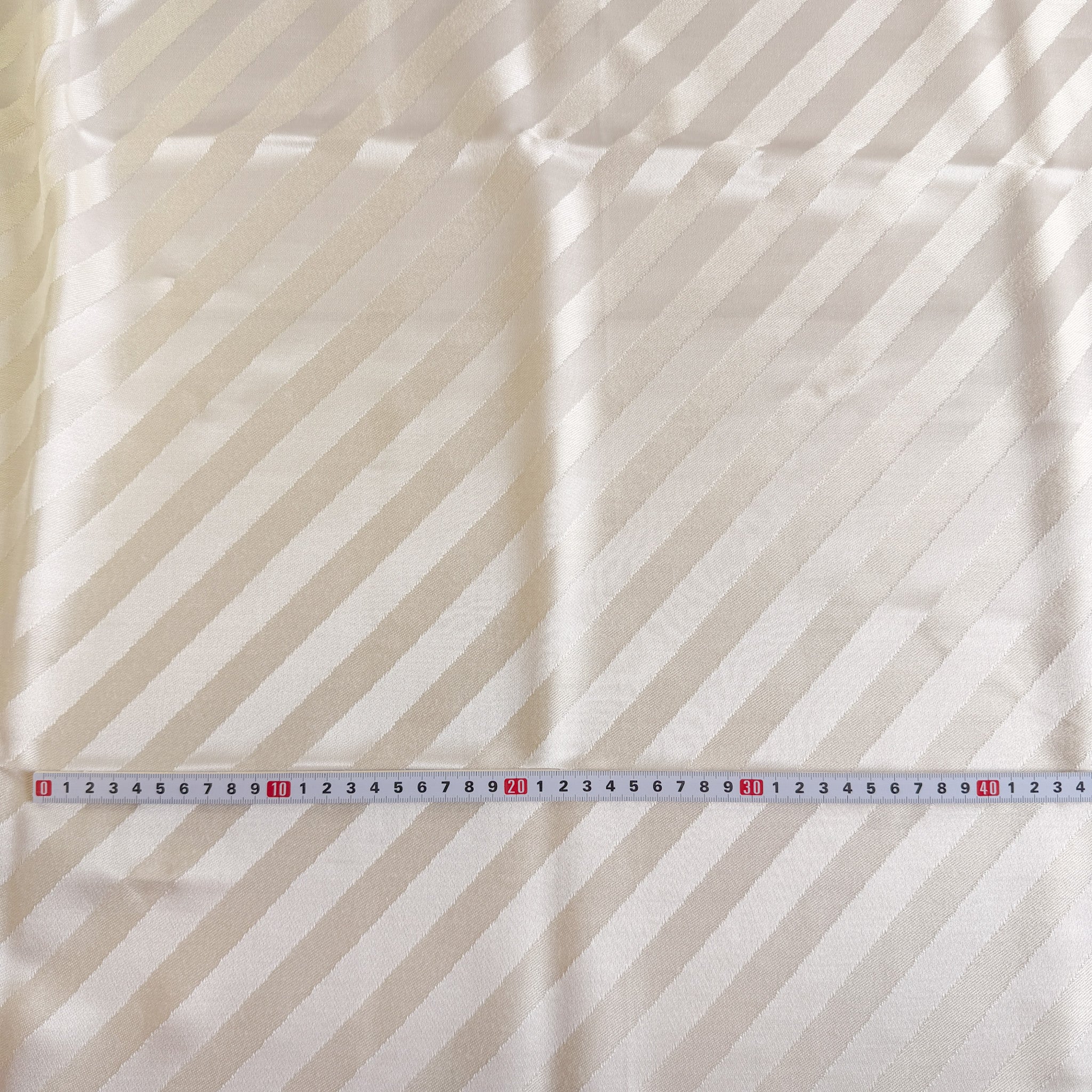 Diagonale striper i kremhvit