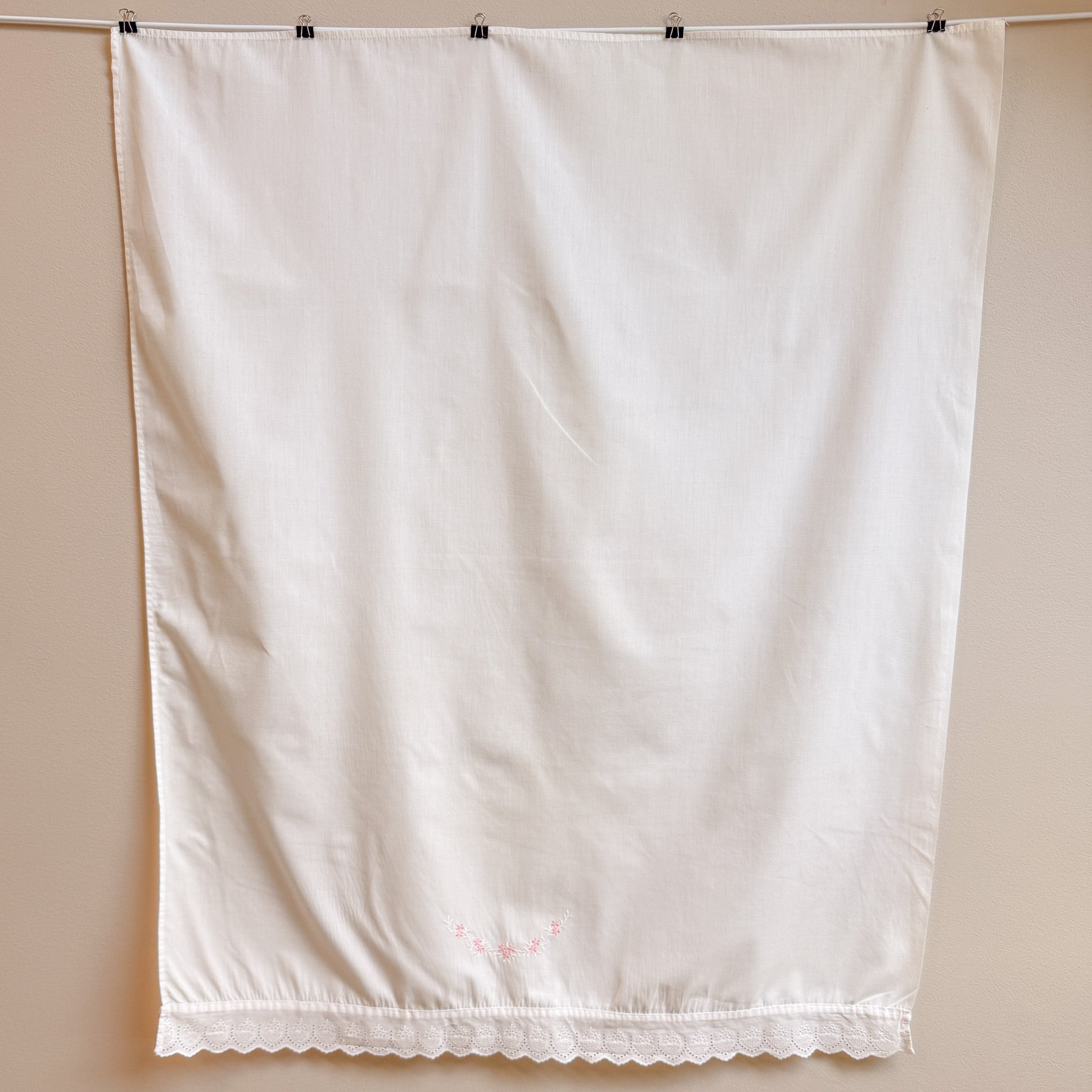 Blondekant og broderi nederst