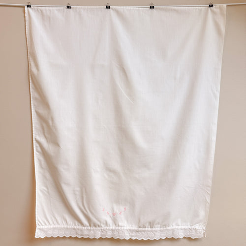 Blondekant og broderi nederst