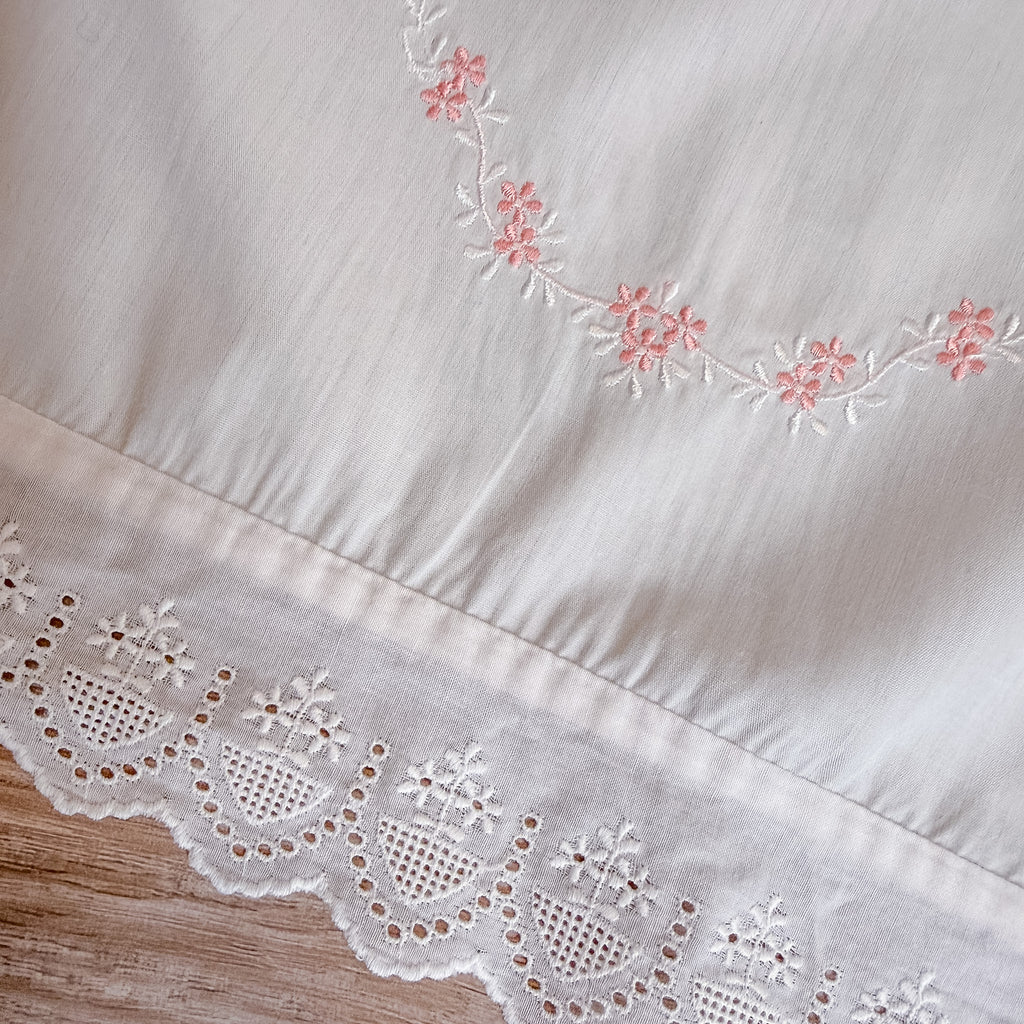 Blondekant og broderi nederst