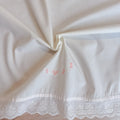 Blondekant og broderi nederst