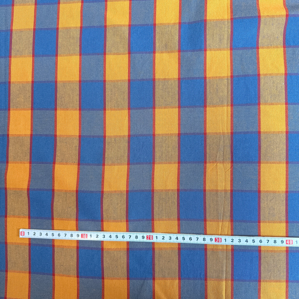 Garnfarget oransje og blå ruter