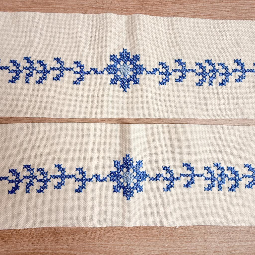 To broderier i blått