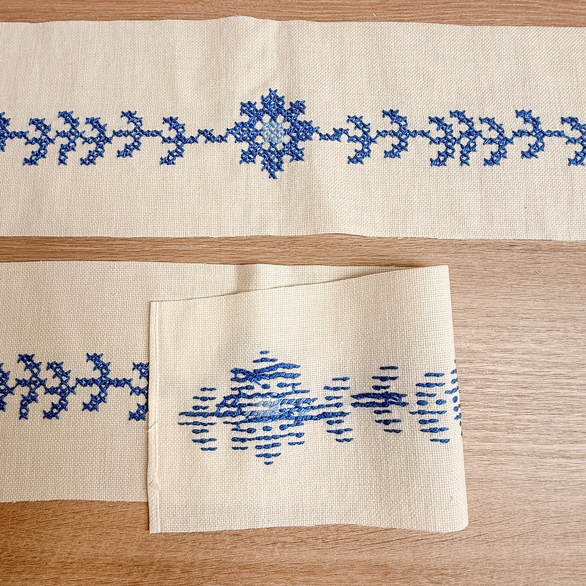 To broderier i blått