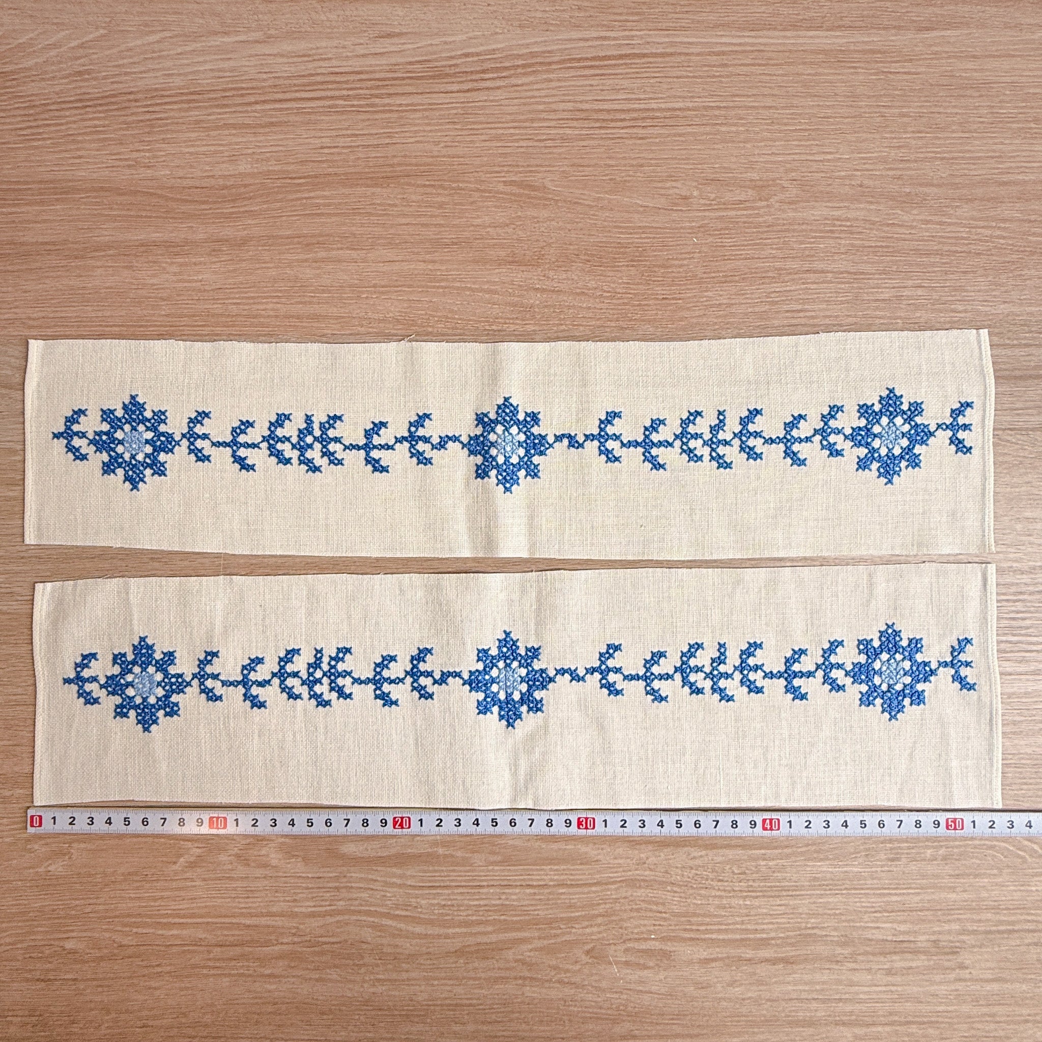 To broderier i blått