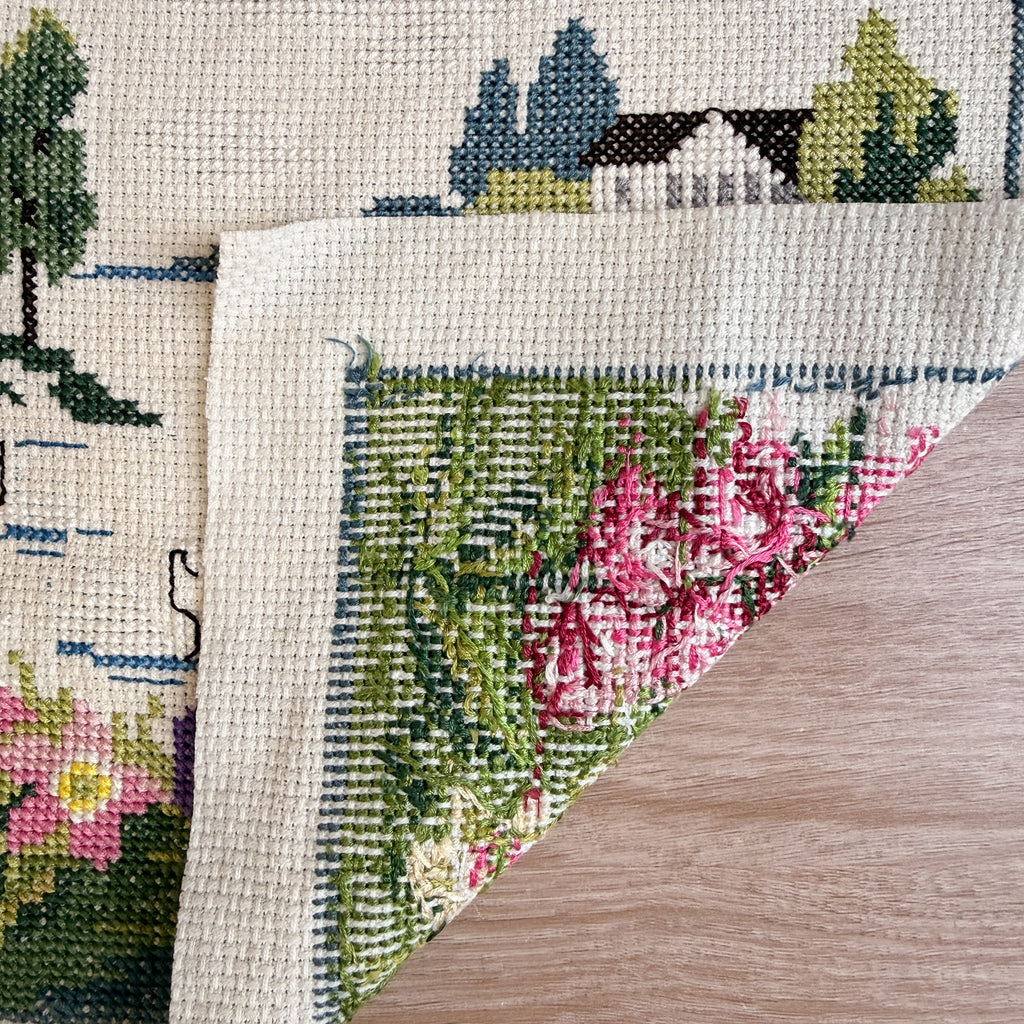 Pike i blomsterhage