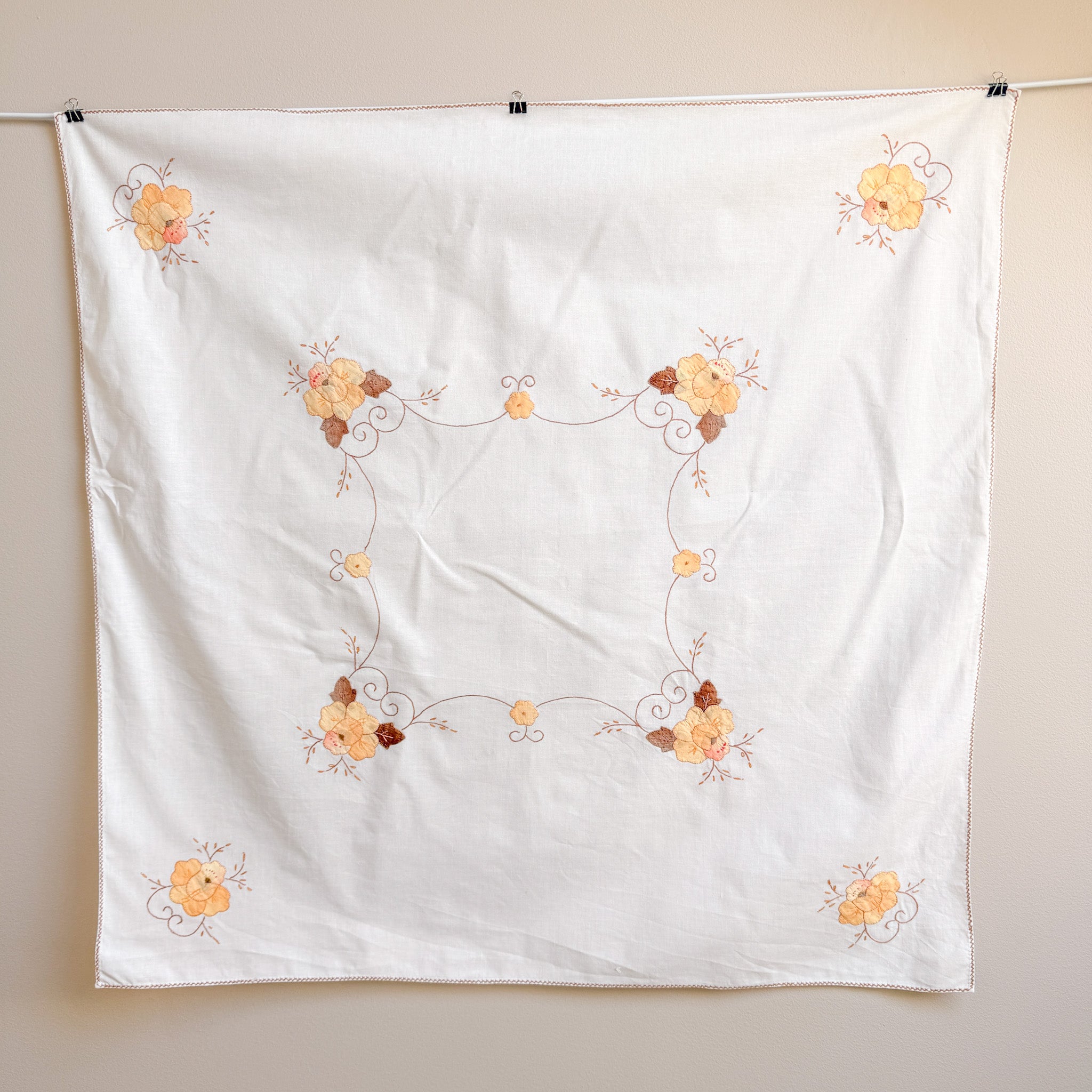Brodert med gule blomster