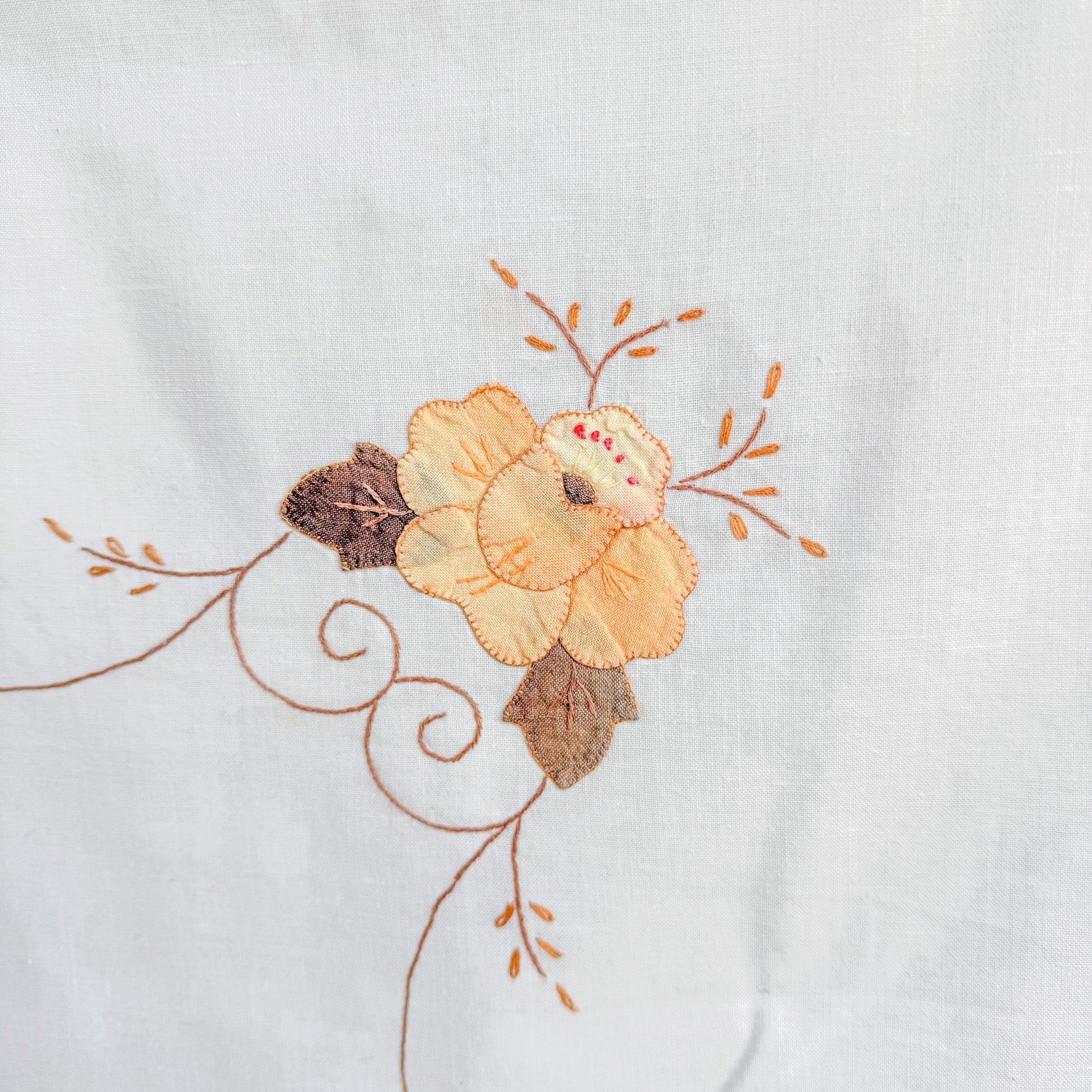 Brodert med gule blomster