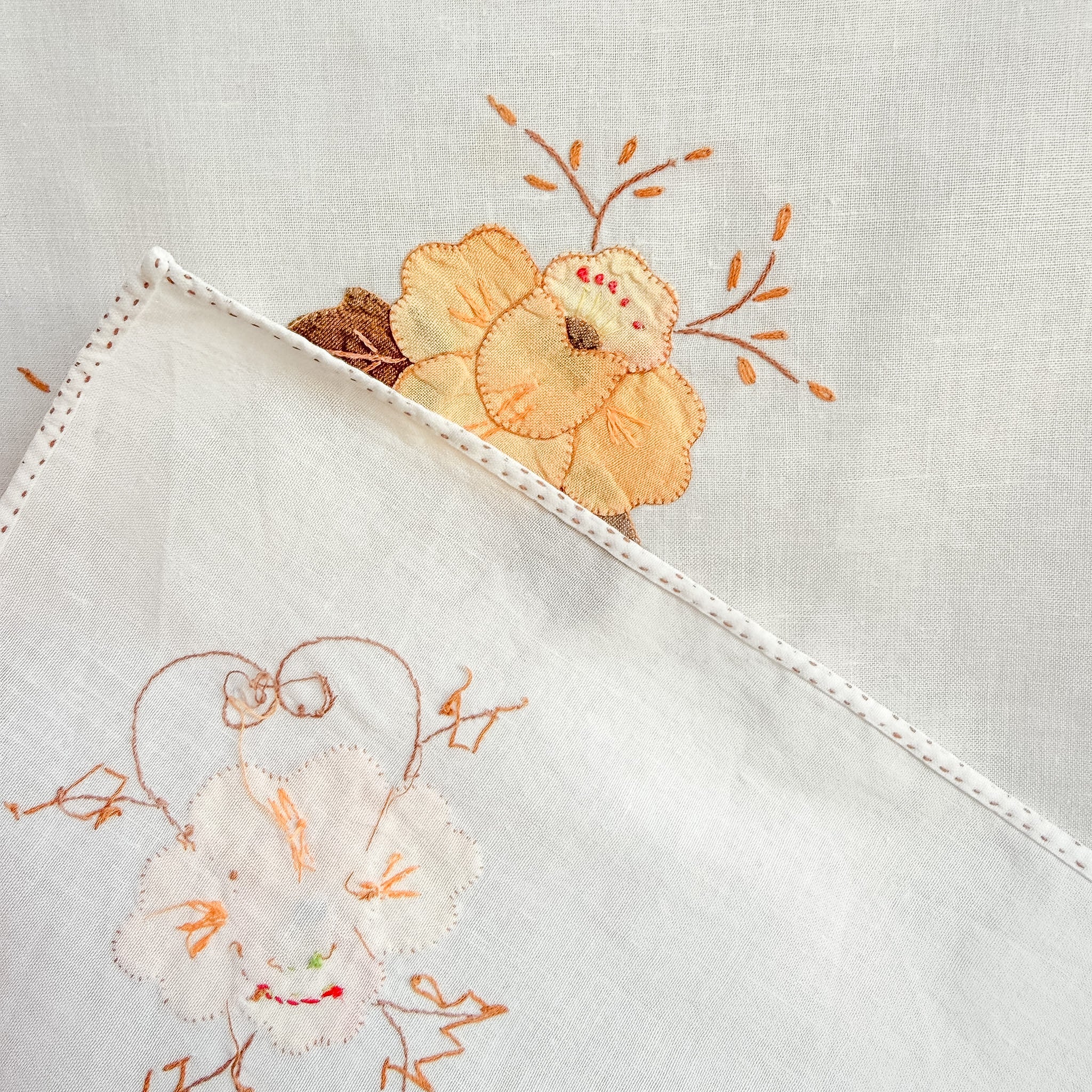 Brodert med gule blomster