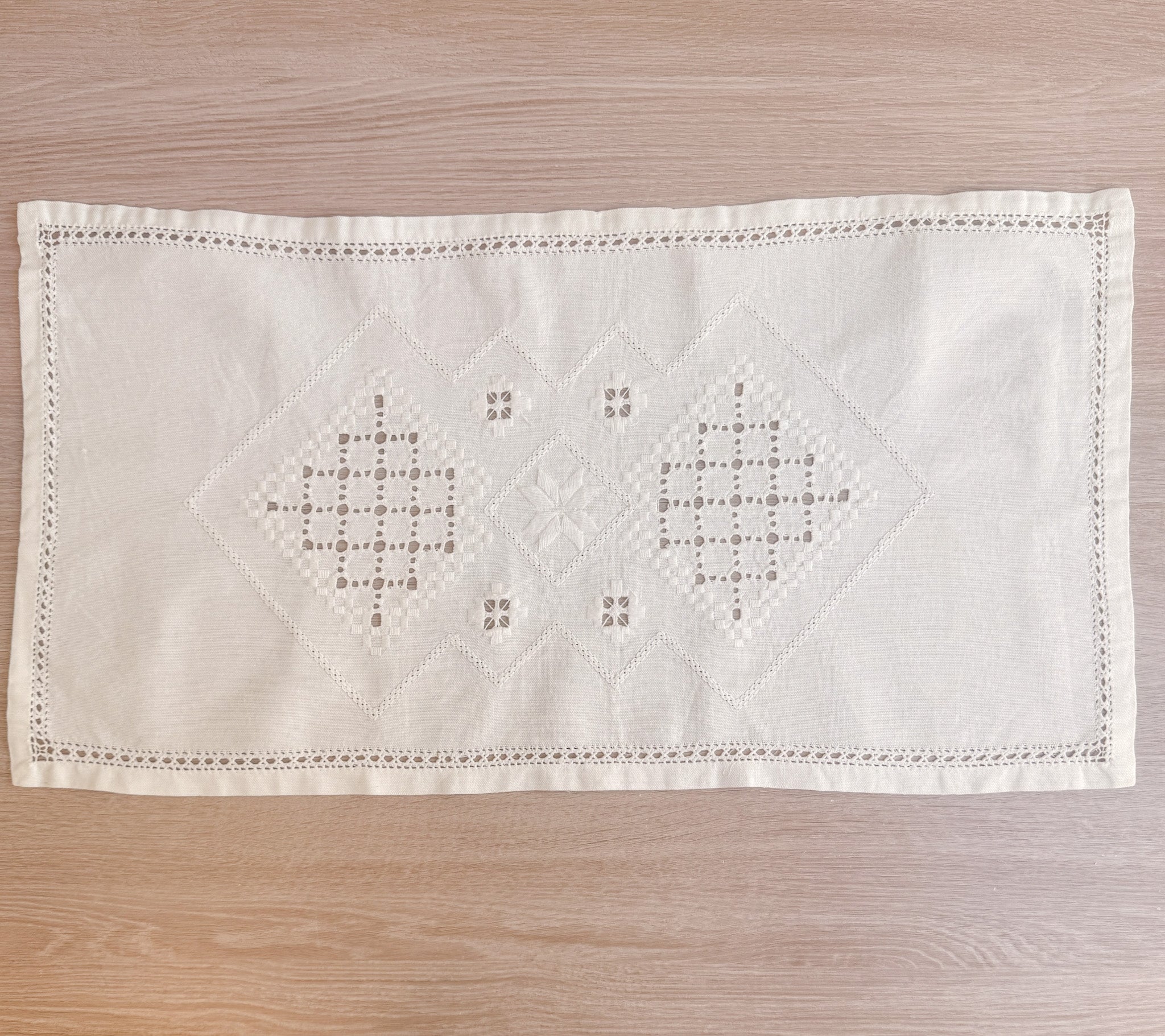 Brodert brikke - Hardangersøm