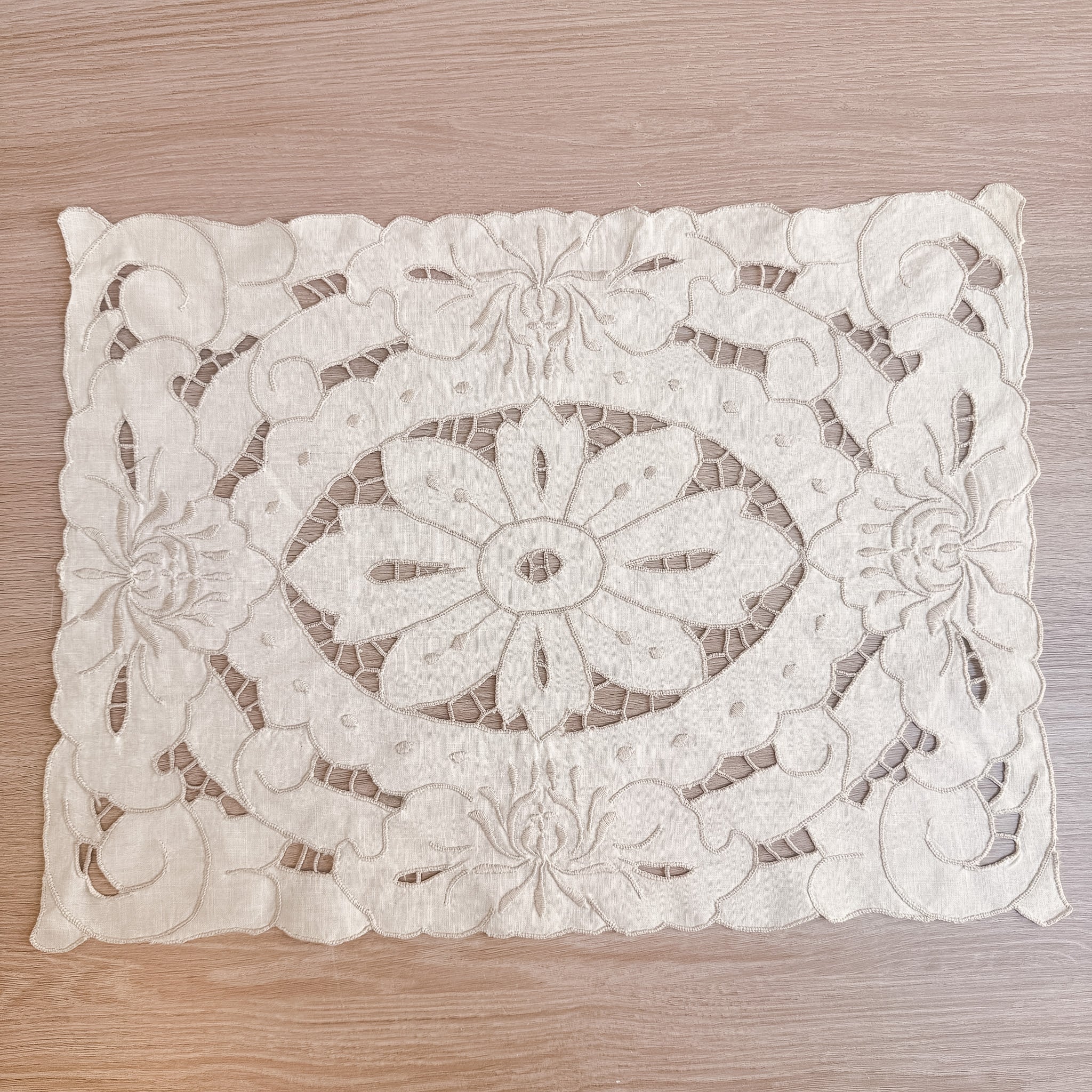 Vintage håndbrodert cutwork