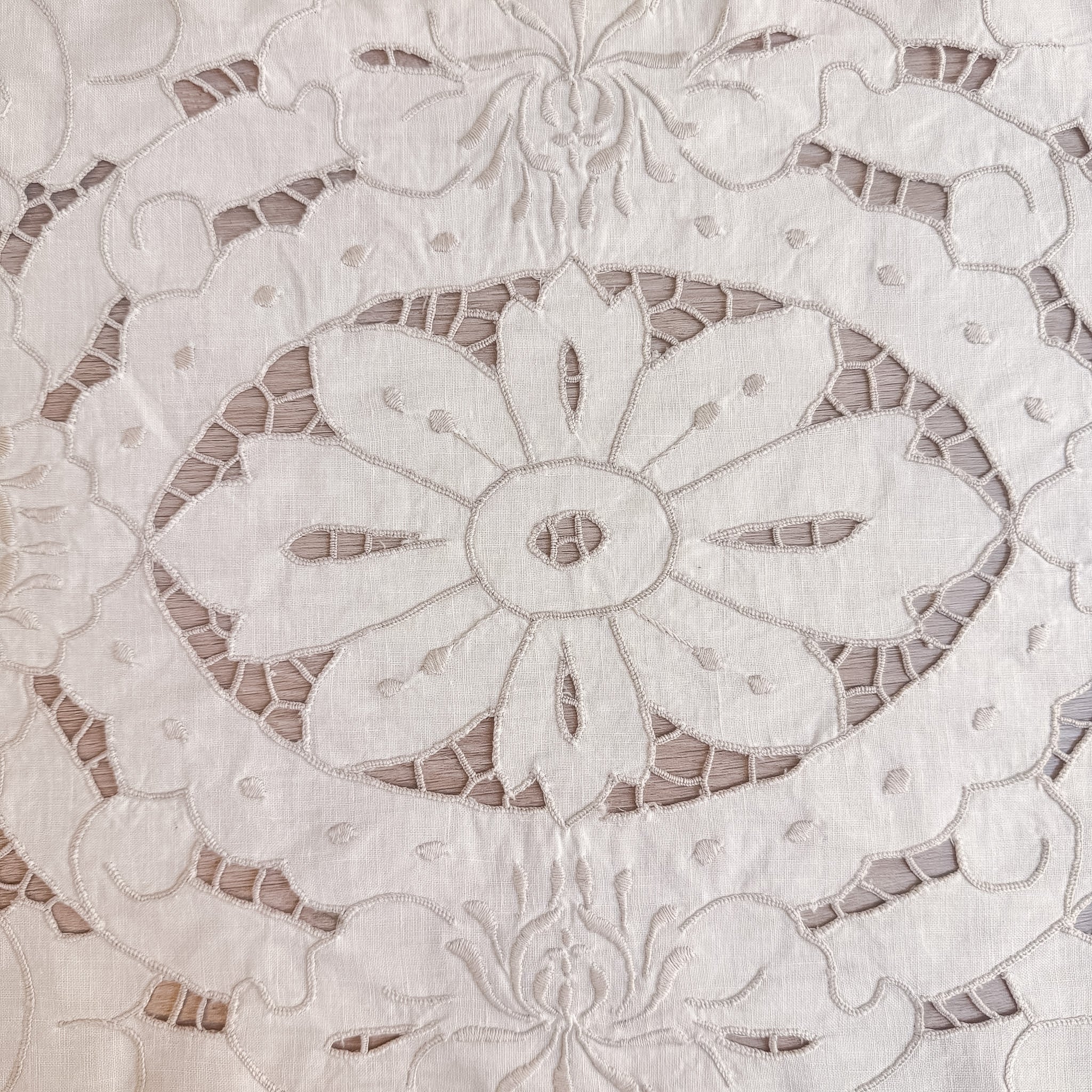 Vintage håndbrodert cutwork