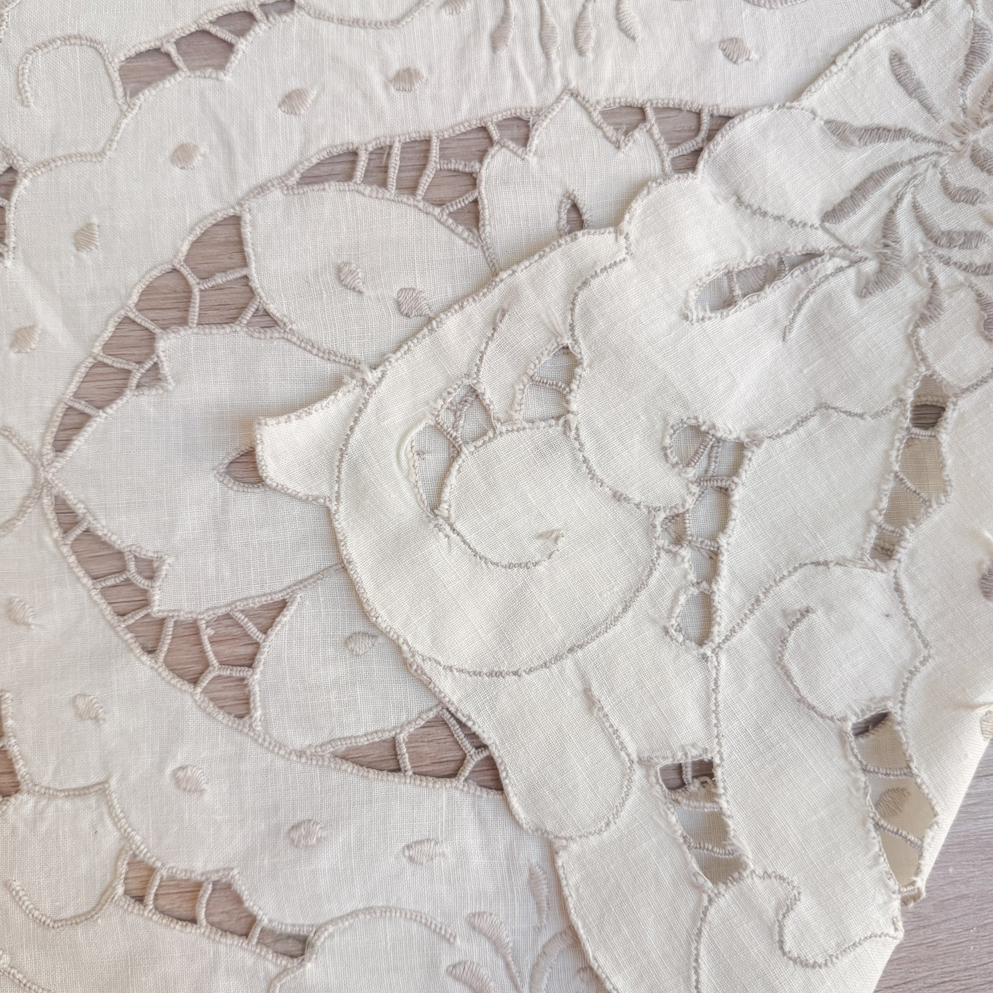 Vintage håndbrodert cutwork