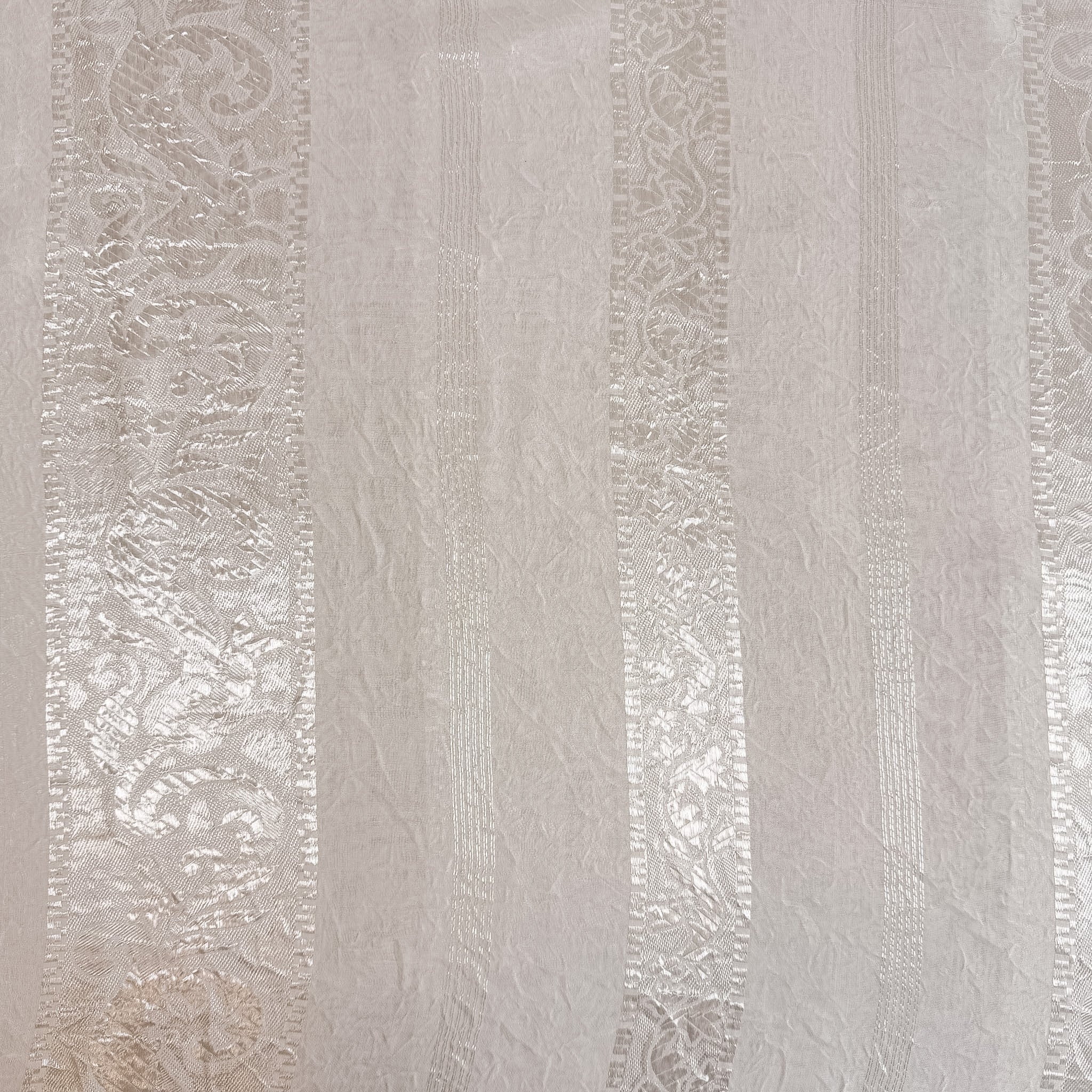 Lett transparent med ornamentstriper