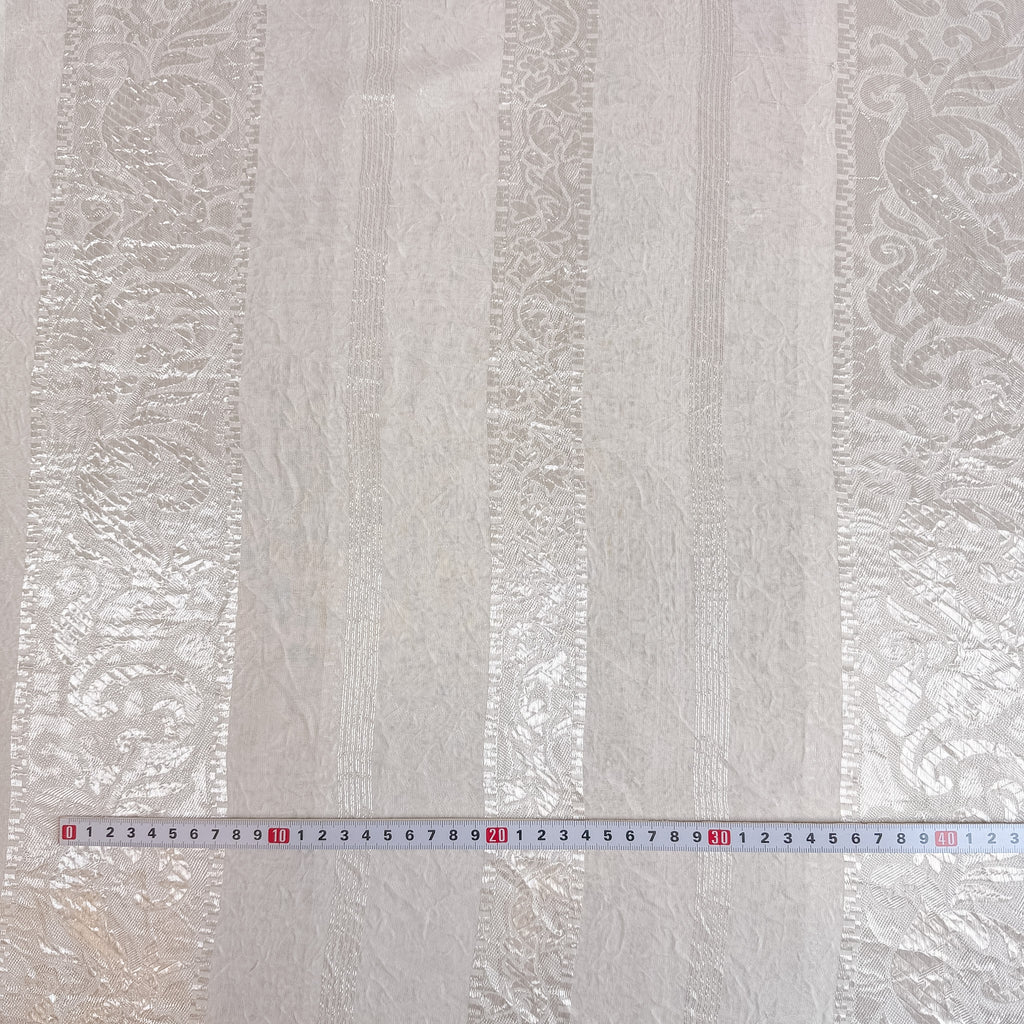 Lett transparent med ornamentstriper