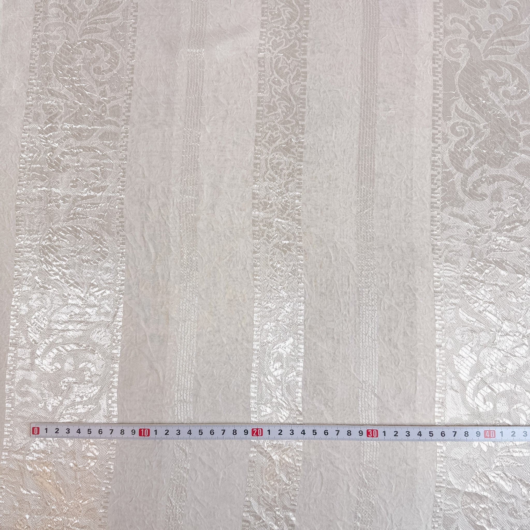 Lett transparent med ornamentstriper