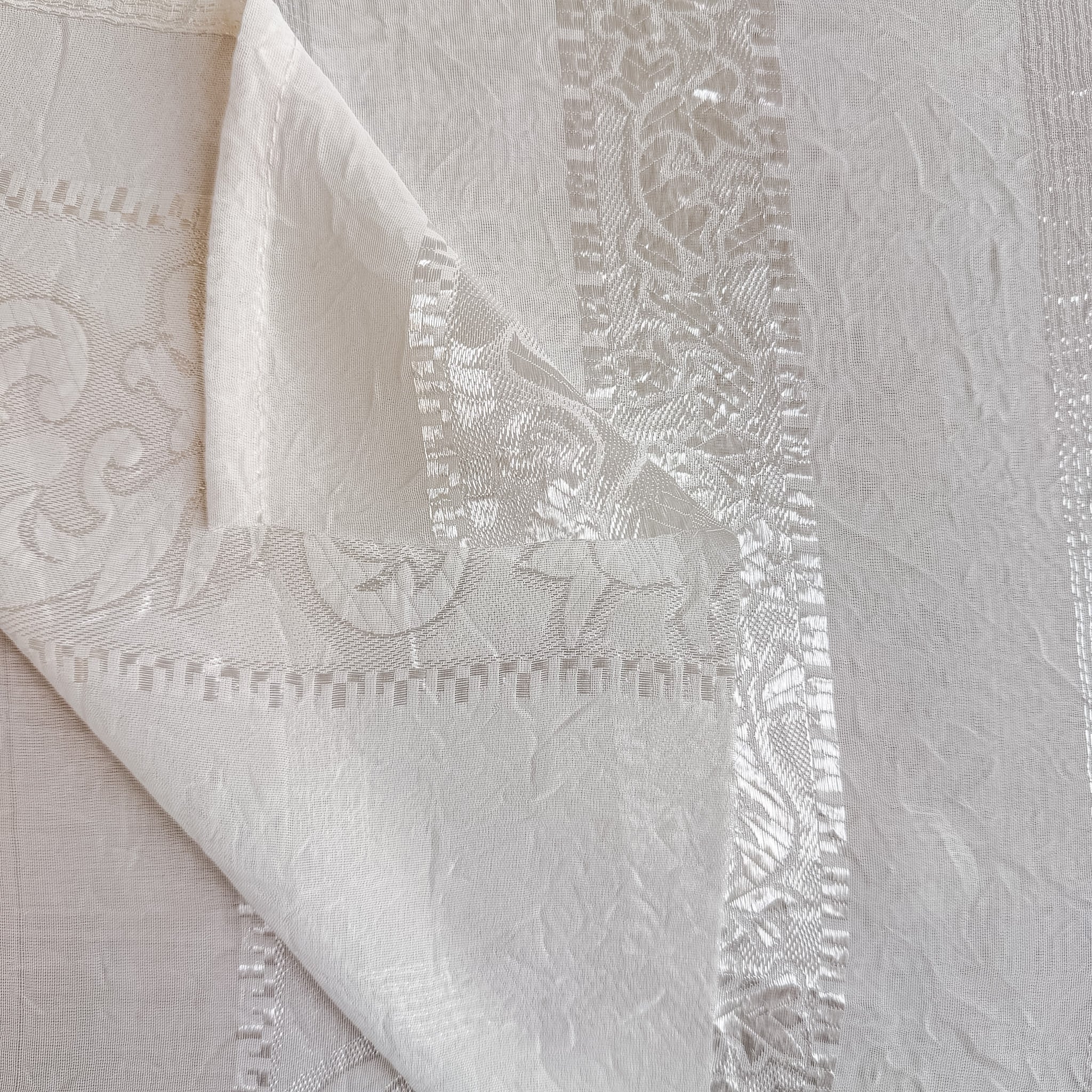 Lett transparent med ornamentstriper