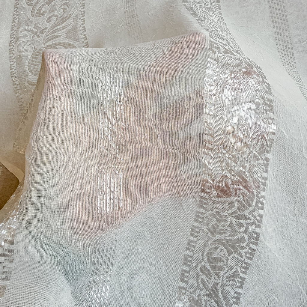 Lett transparent med ornamentstriper
