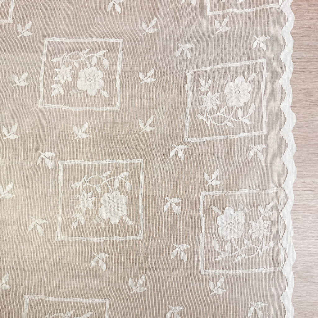 Blonde med innrammet blomster