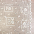 Blonde med innrammet blomster