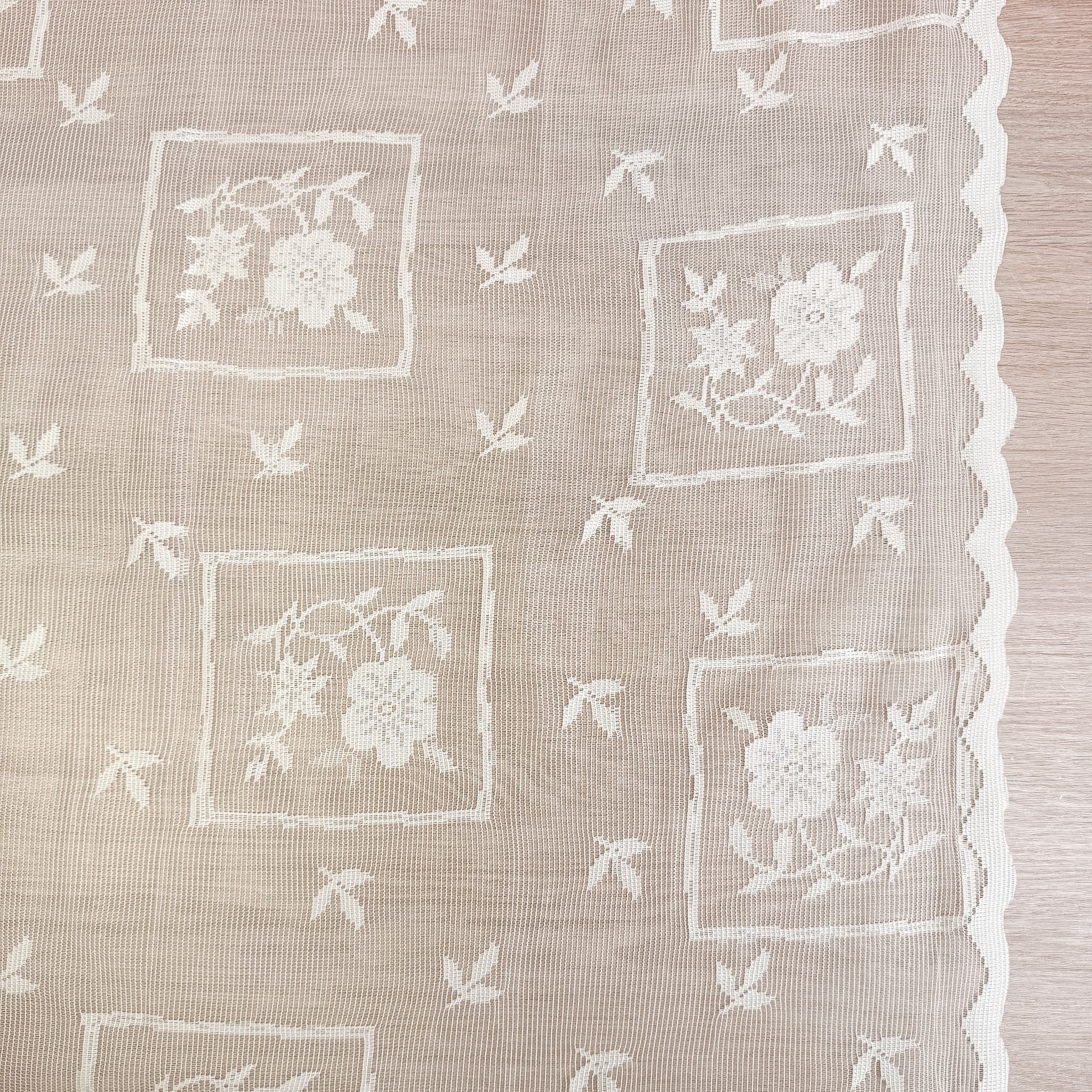 Blonde med innrammet blomster