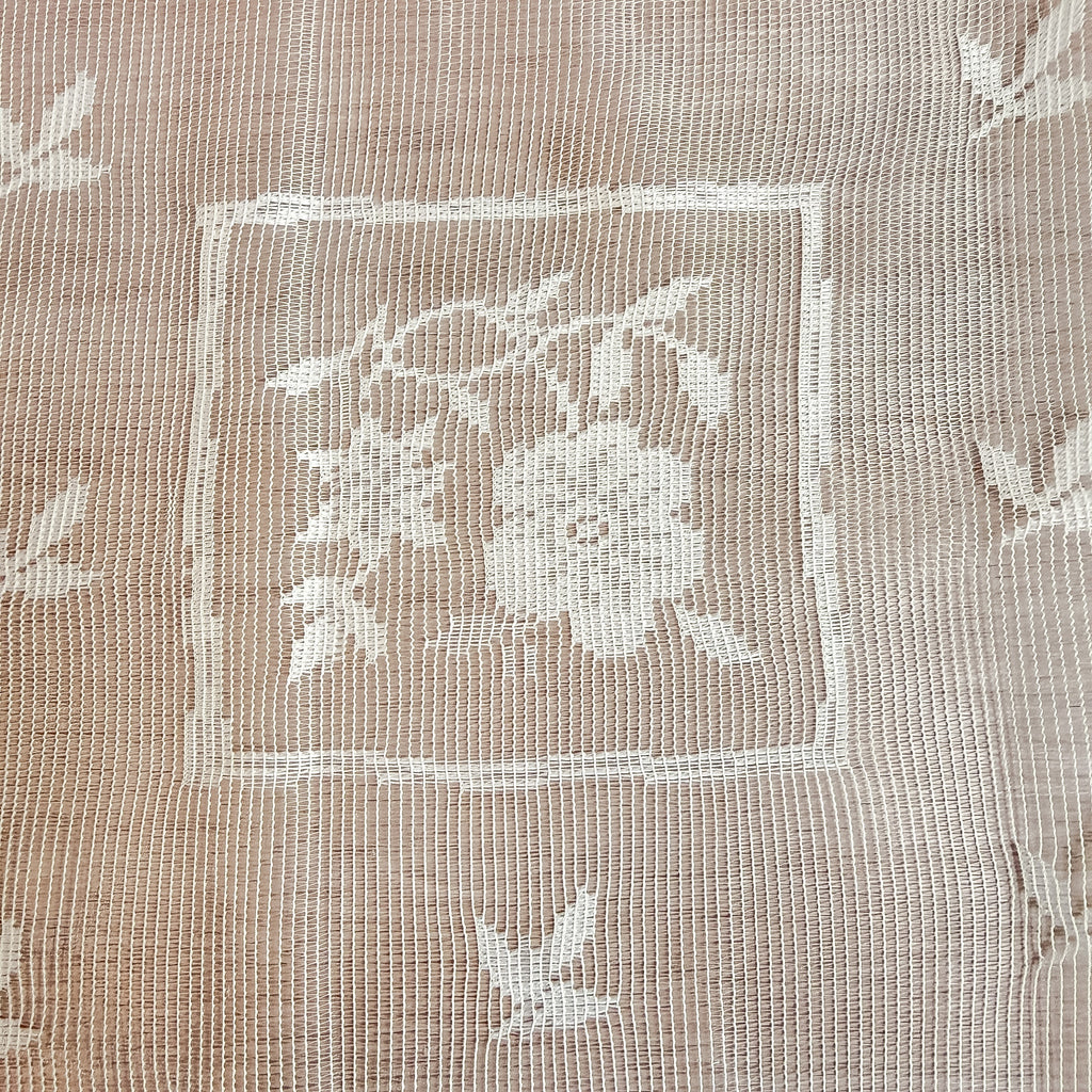 Blonde med innrammet blomster