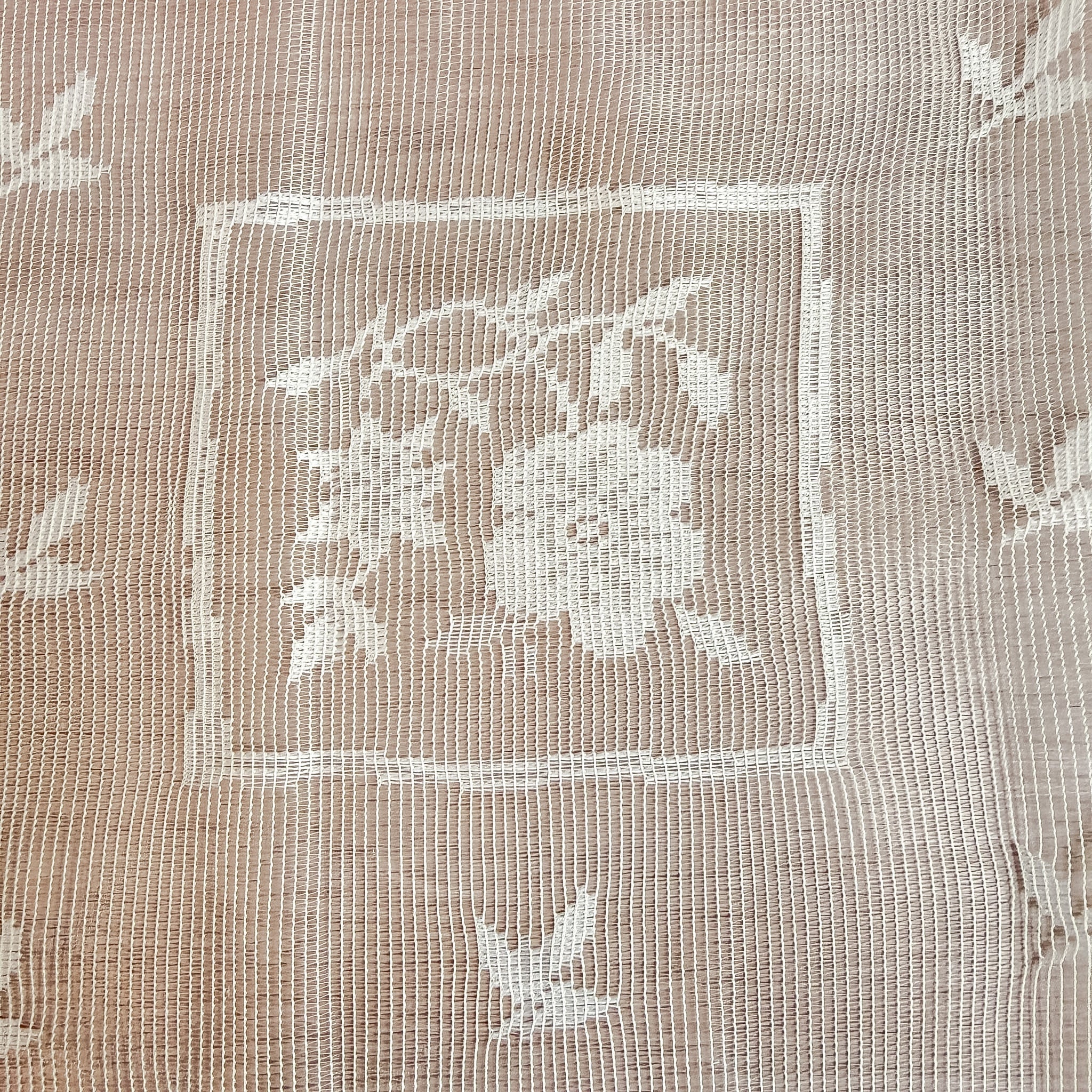Blonde med innrammet blomster