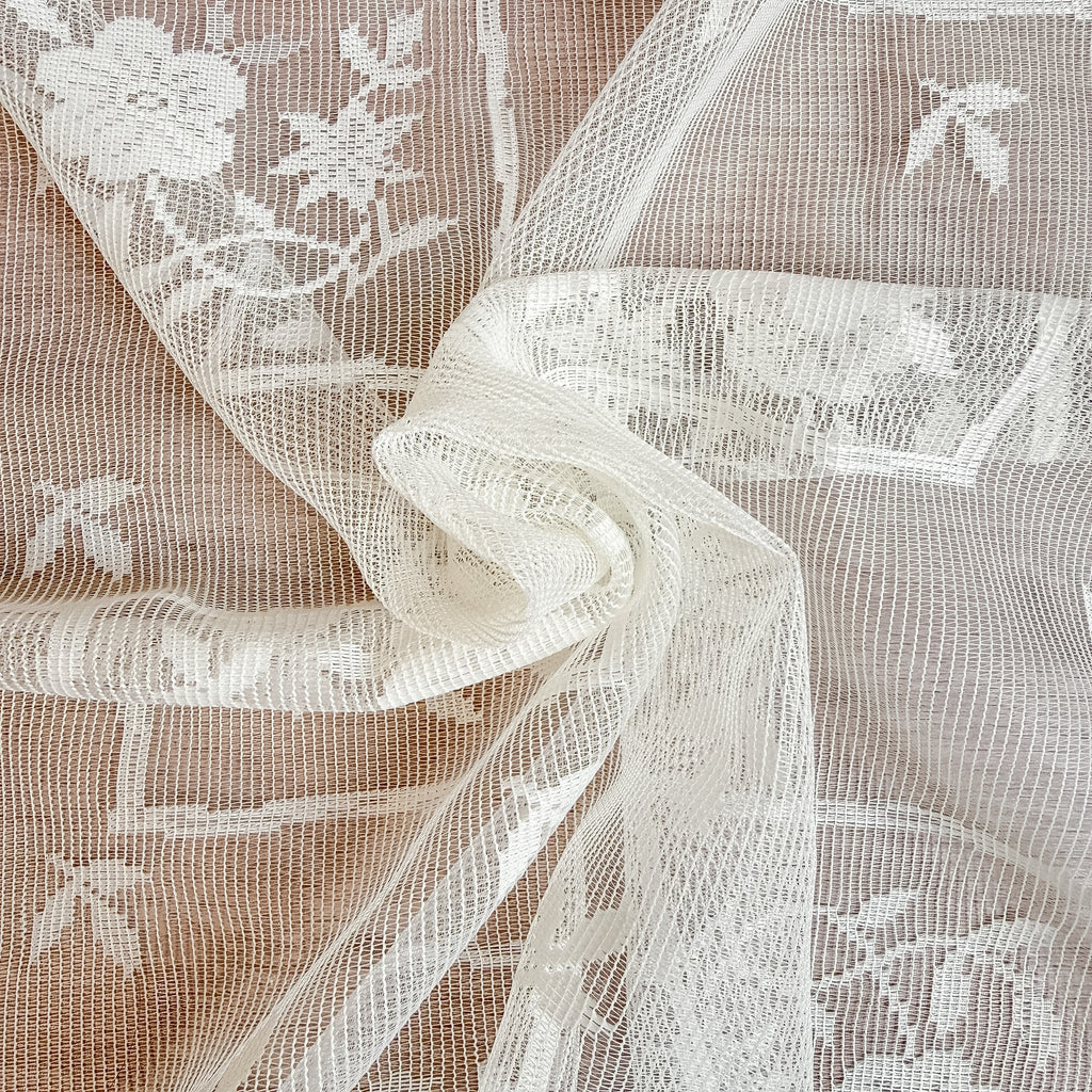 Blonde med innrammet blomster