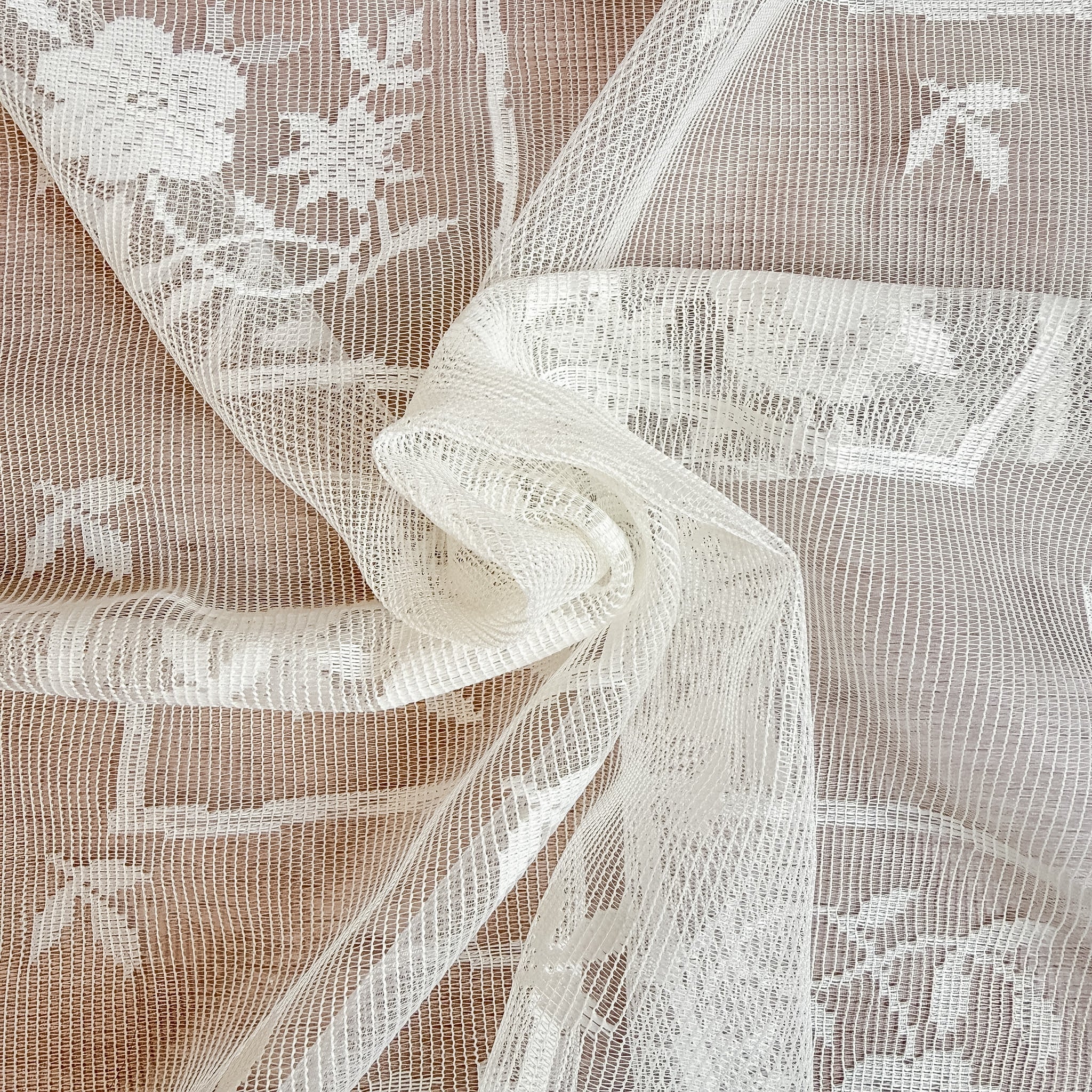 Blonde med innrammet blomster
