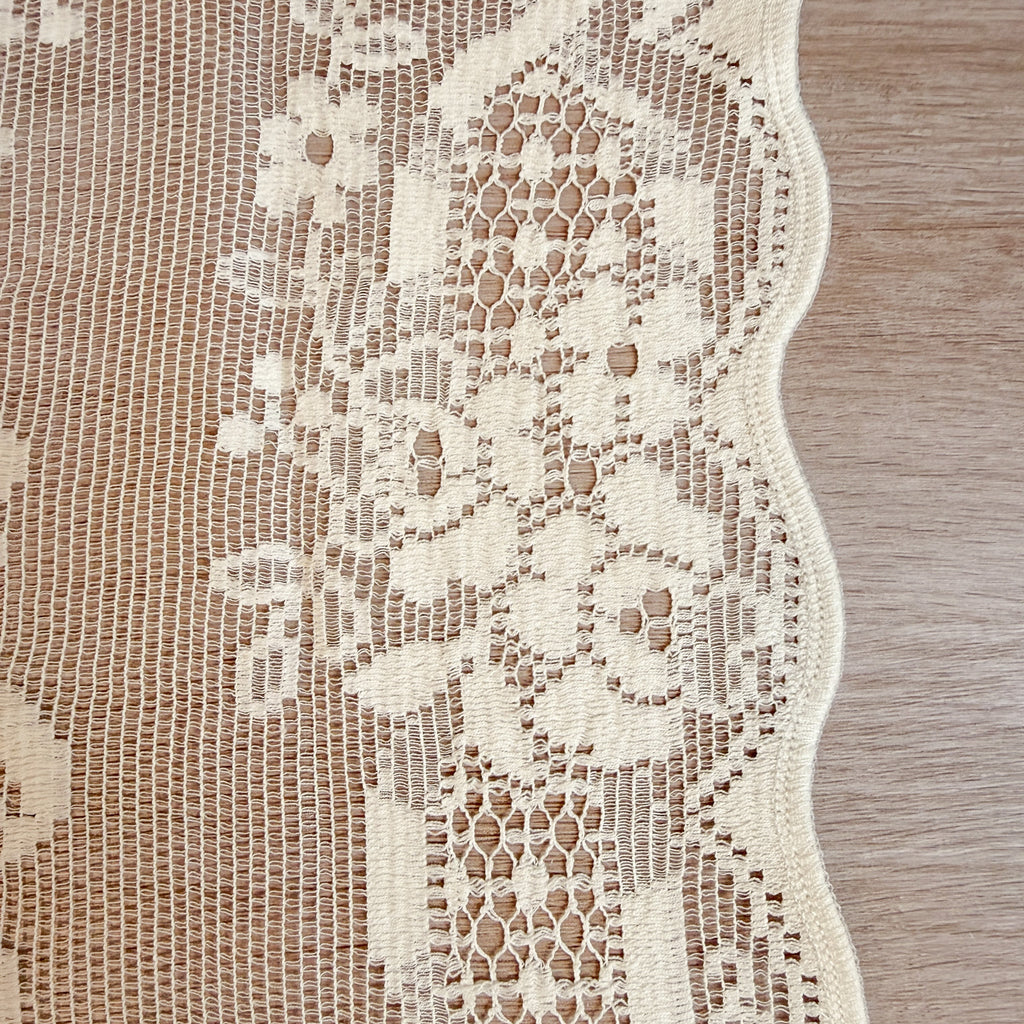 Kremfarget blonde med sløyfer og blomster