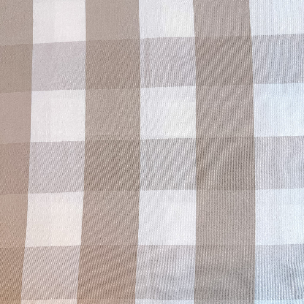 Store ruter i beige og hvitt - Garnfarget