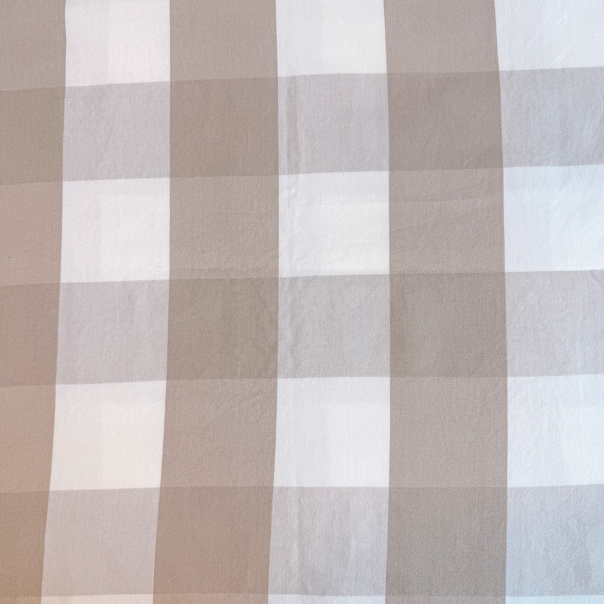 Store ruter i beige og hvitt - Garnfarget