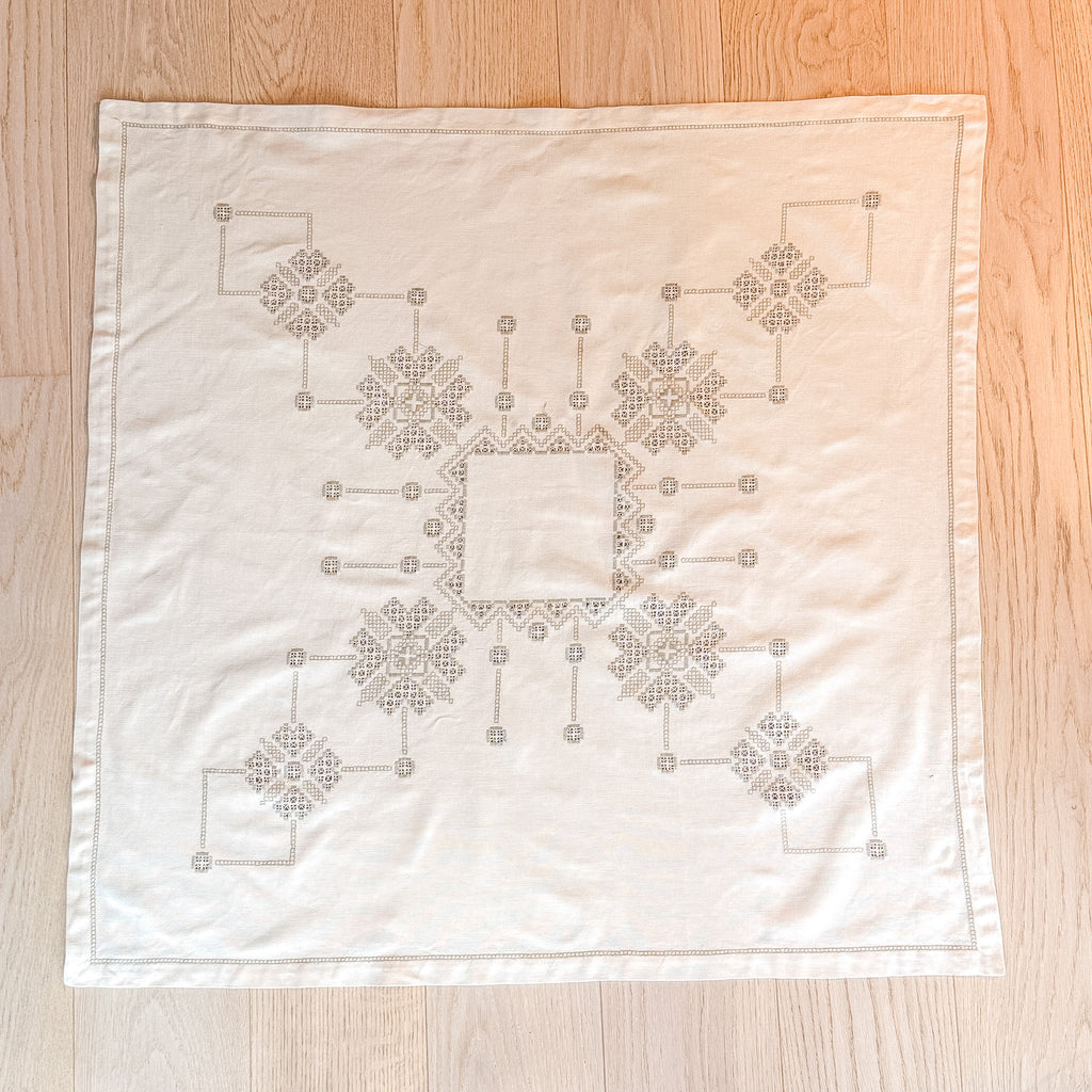 Brodert duk i hardangersømstil
