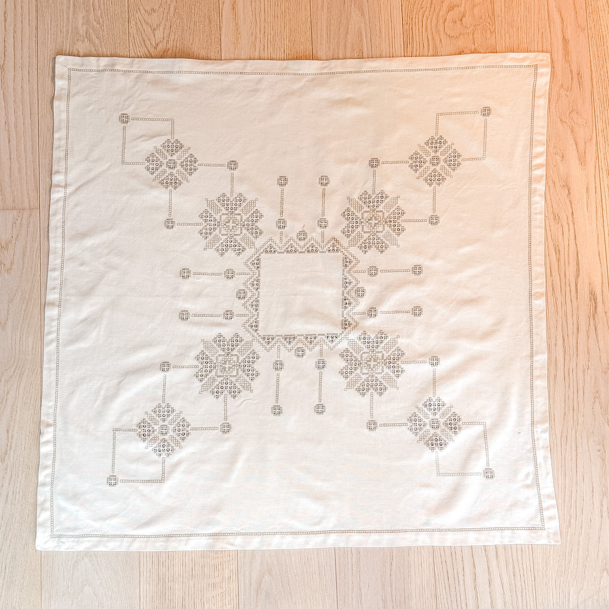 Brodert duk i hardangersømstil
