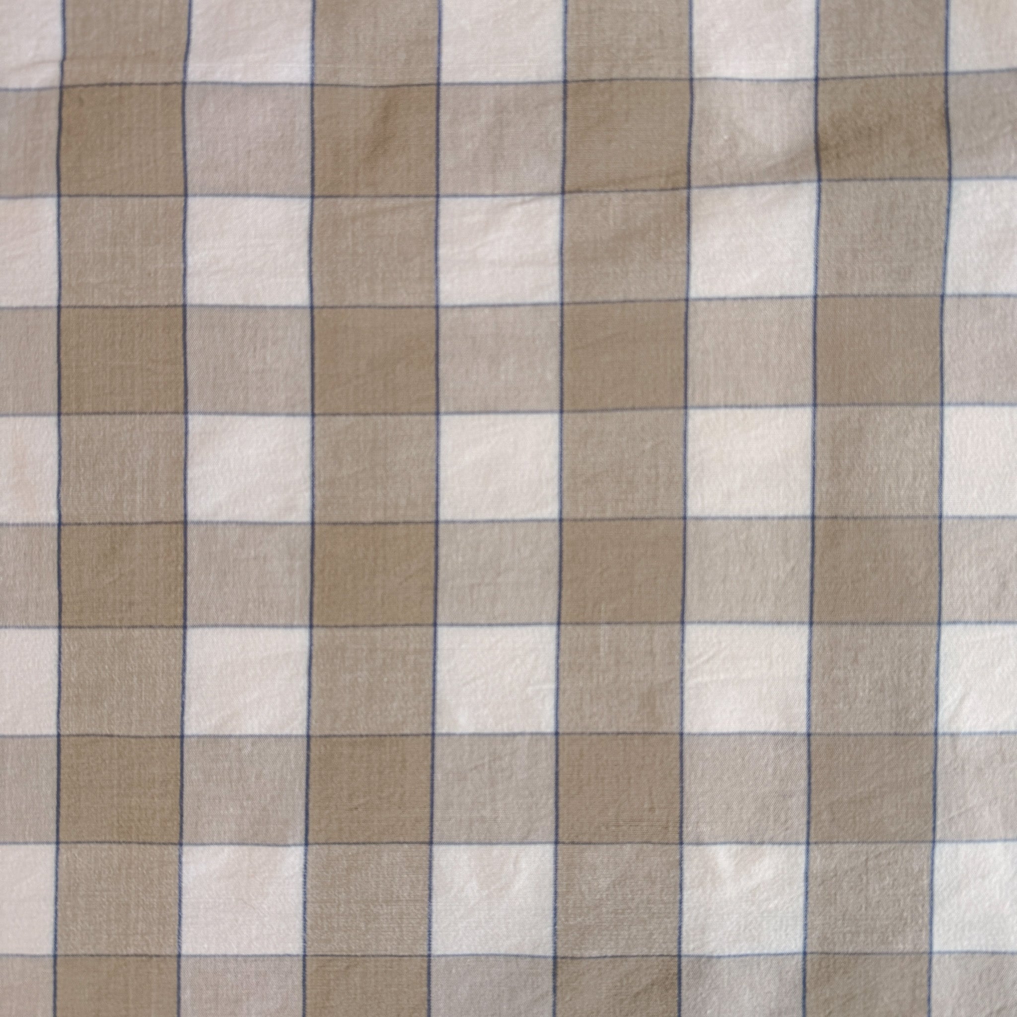 Store ruter i beige med blå striper- garnfarget