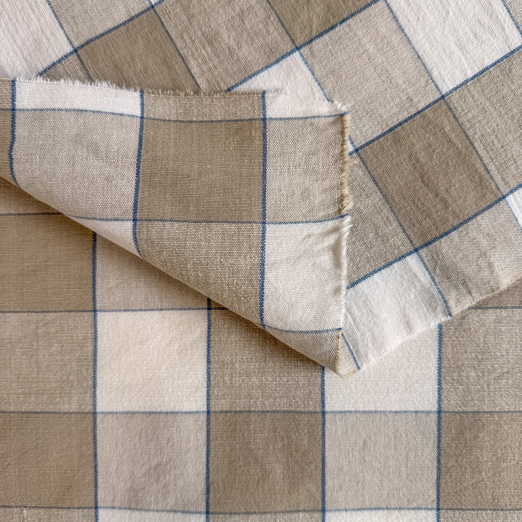 Store ruter i beige med blå striper- garnfarget