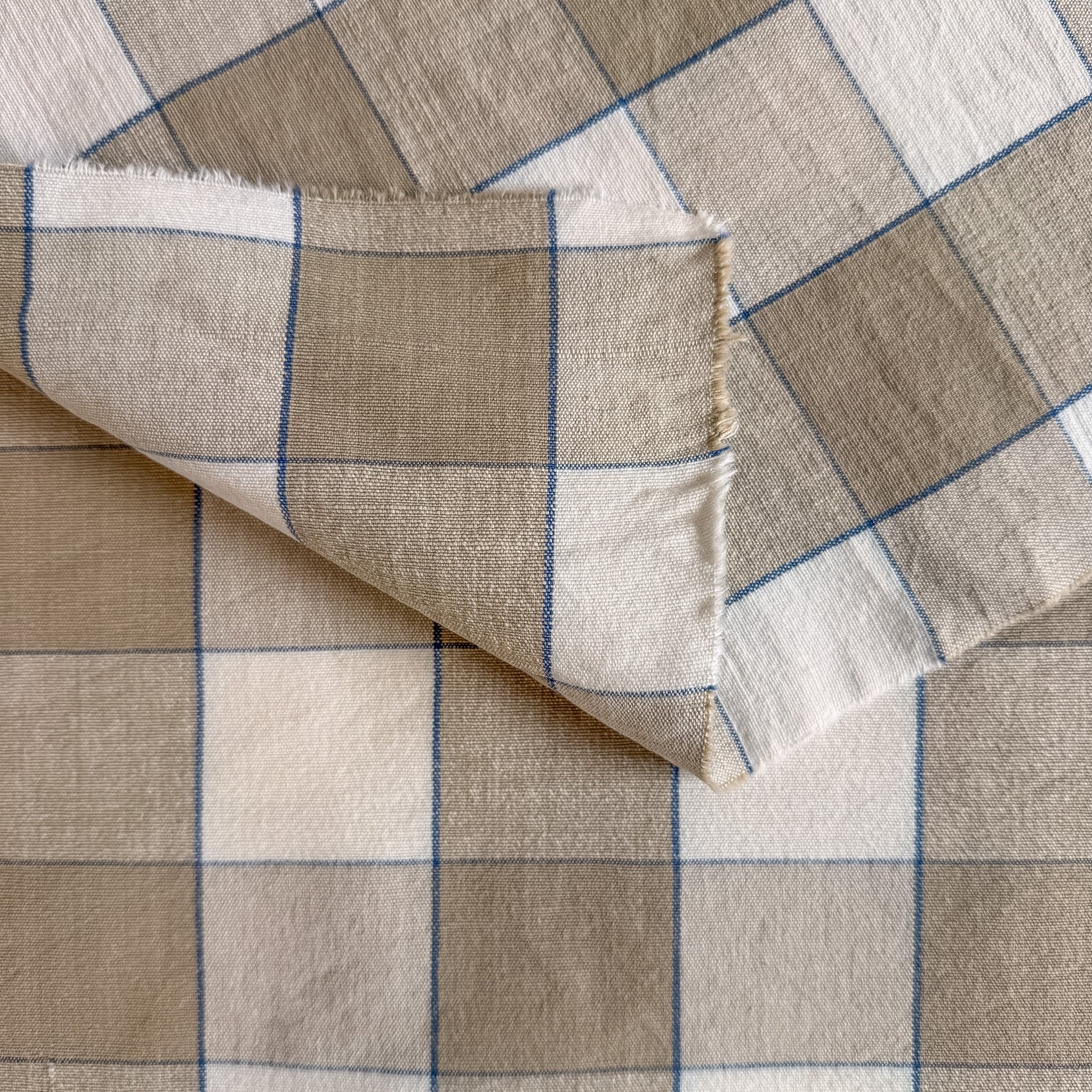 Store ruter i beige med blå striper- garnfarget