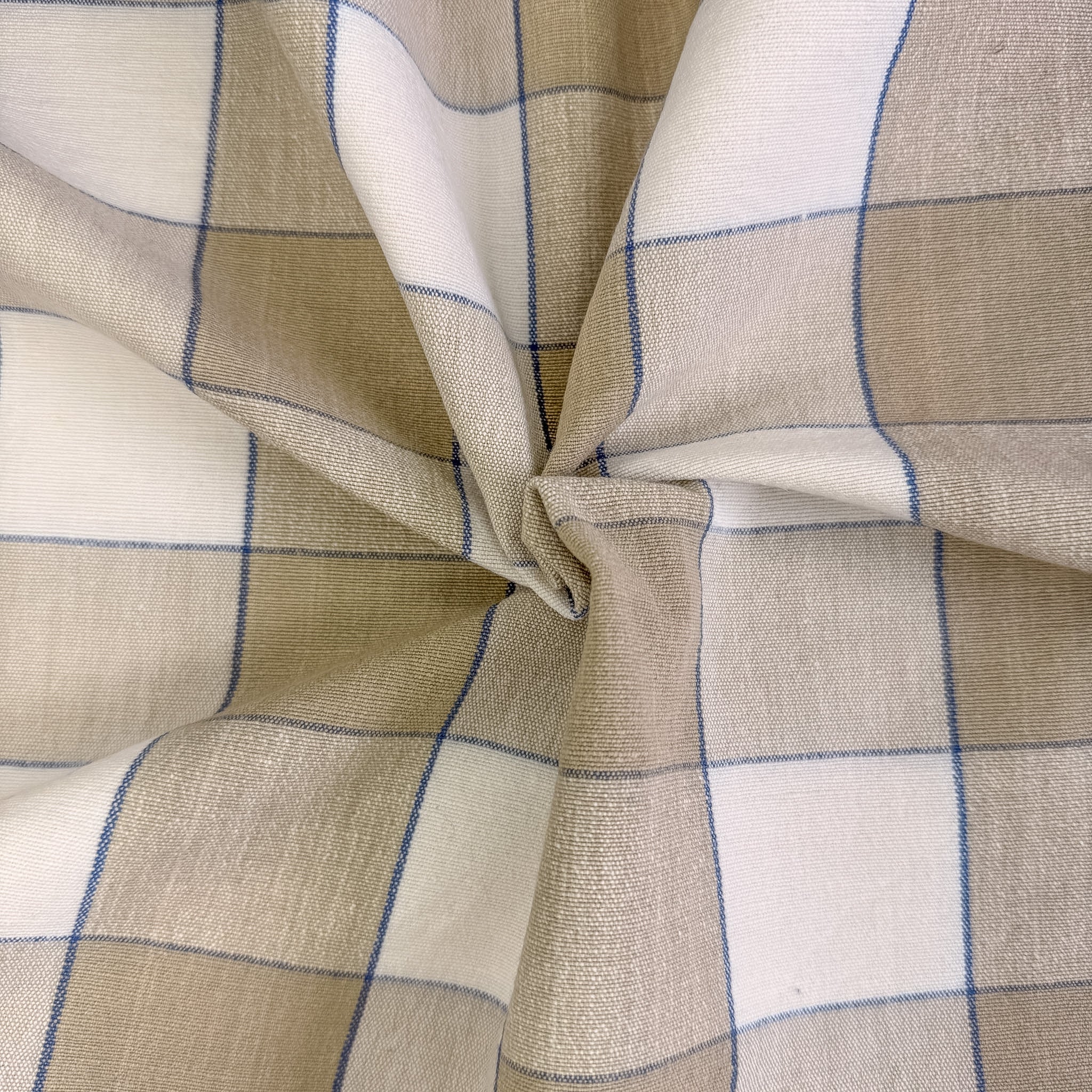Store ruter i beige med blå striper- garnfarget