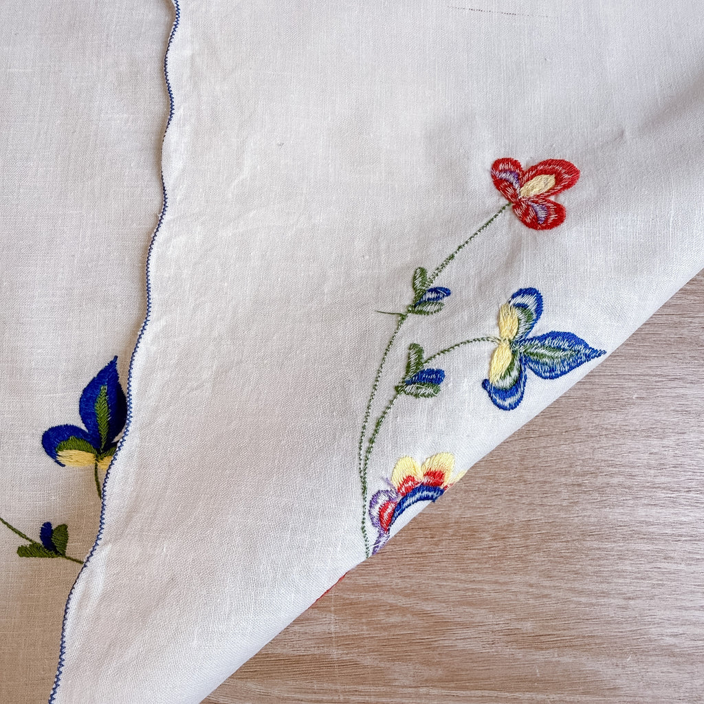 Fint stykke med to broderier og bølgekant