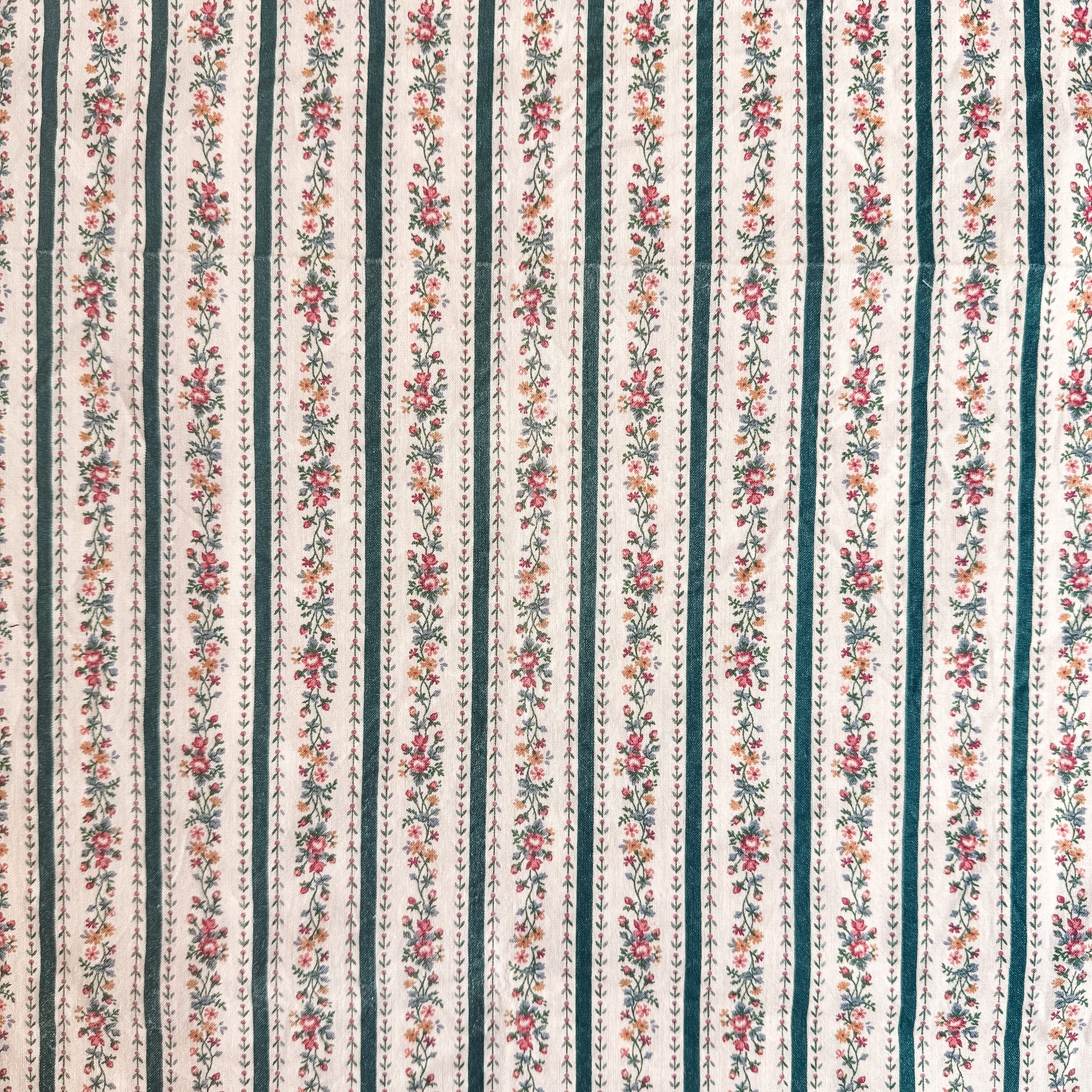 Små blomster og striper