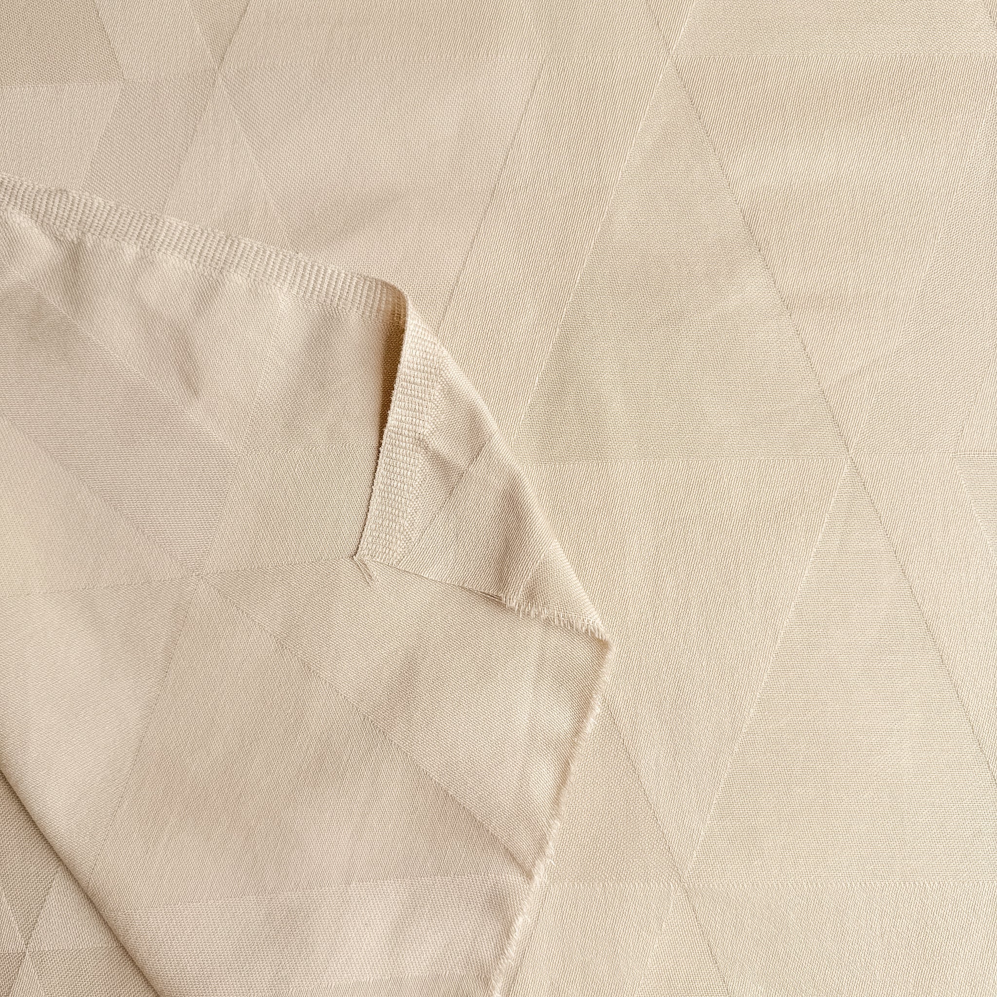 Beige med innvevd trekantmønster