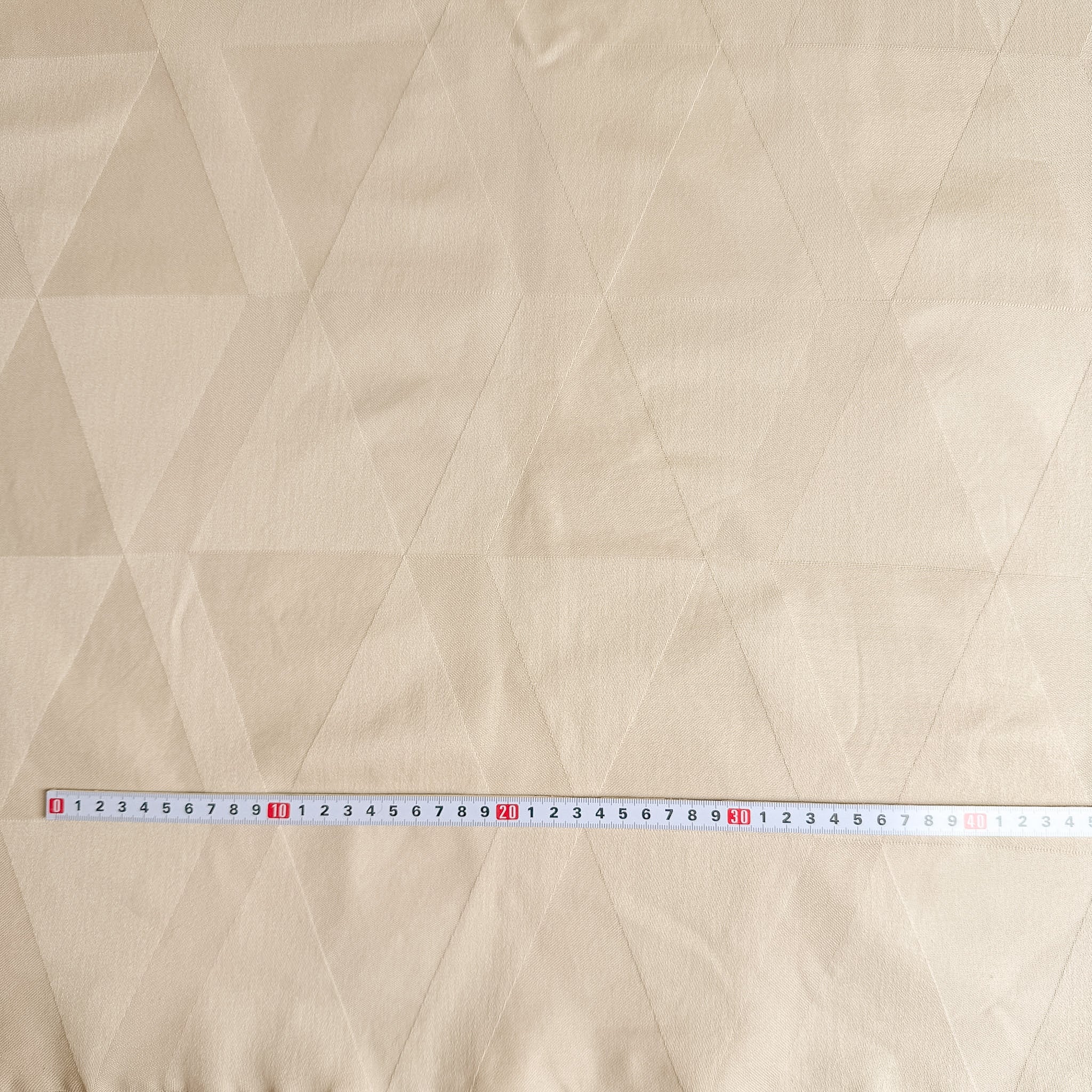 Beige med innvevd trekantmønster