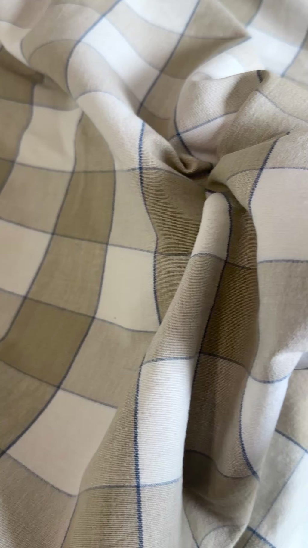 Store ruter i beige med blå striper- garnfarget