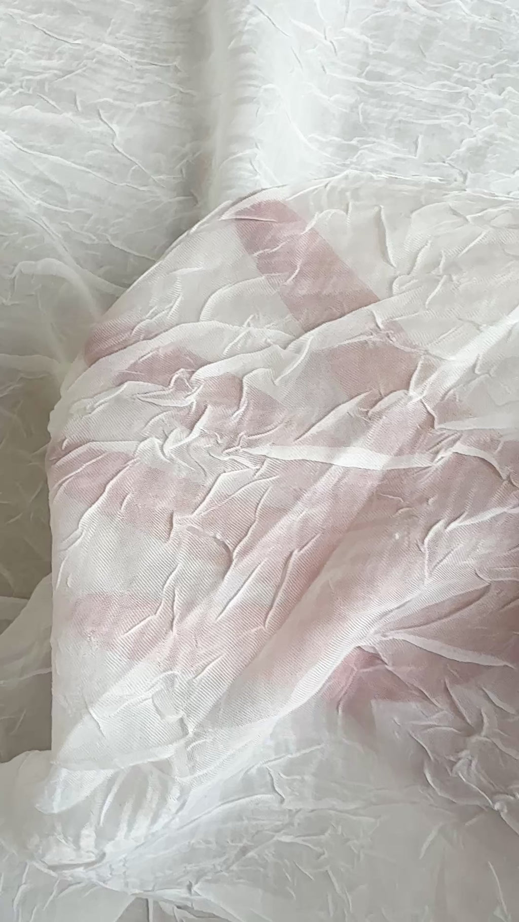 Lett gjennomskinnelig med krinklet overflate
