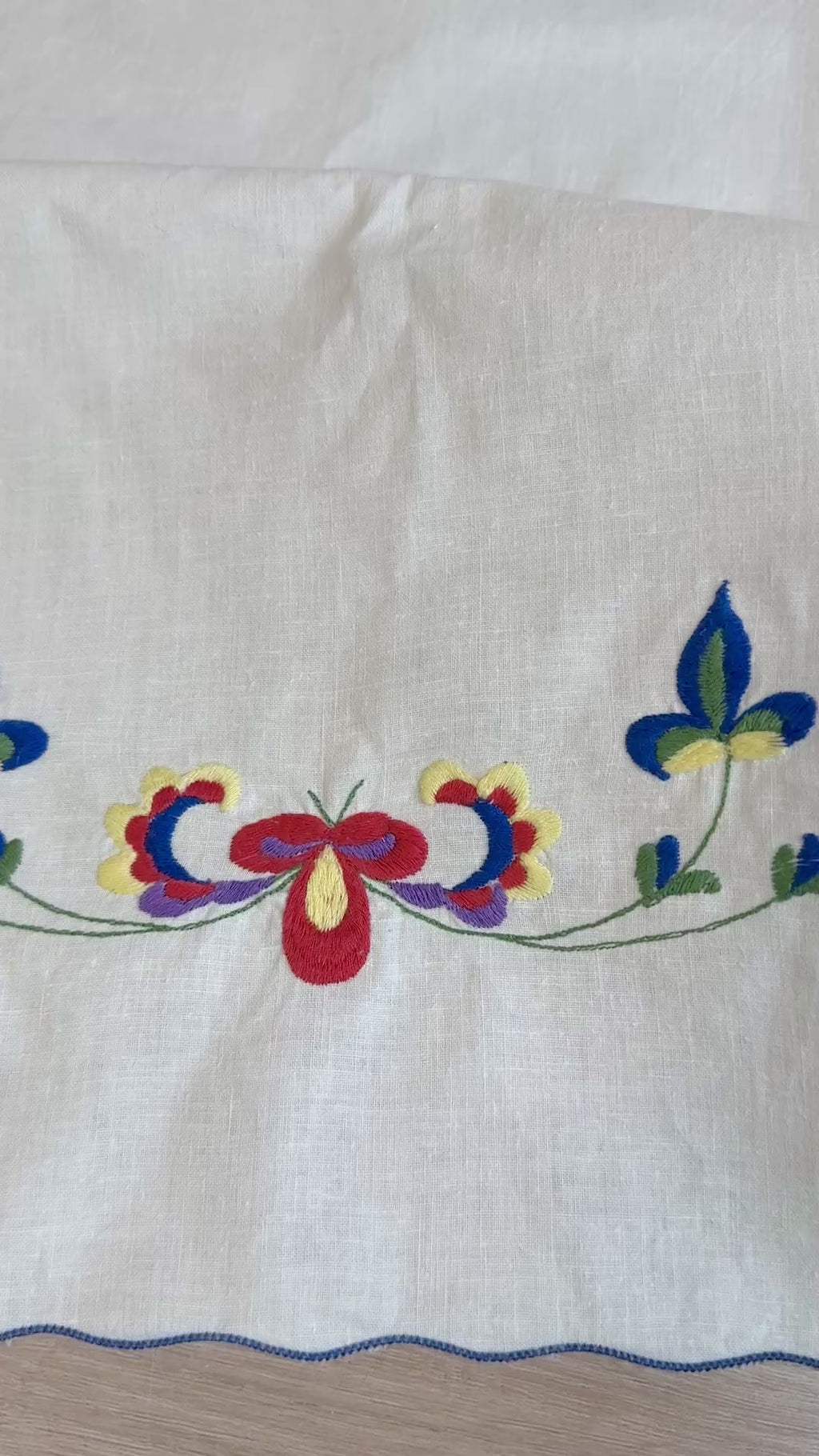 Fint stykke med to broderier og bølgekant