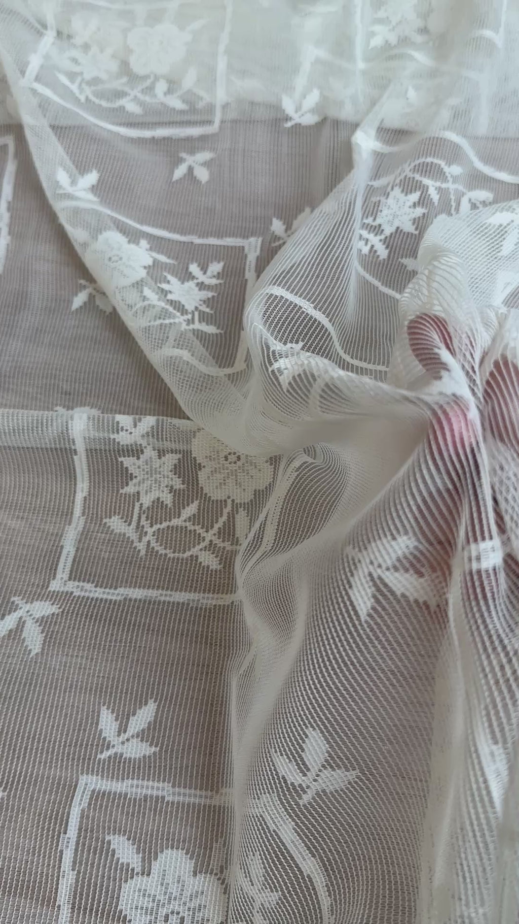 Blonde med innrammet blomster